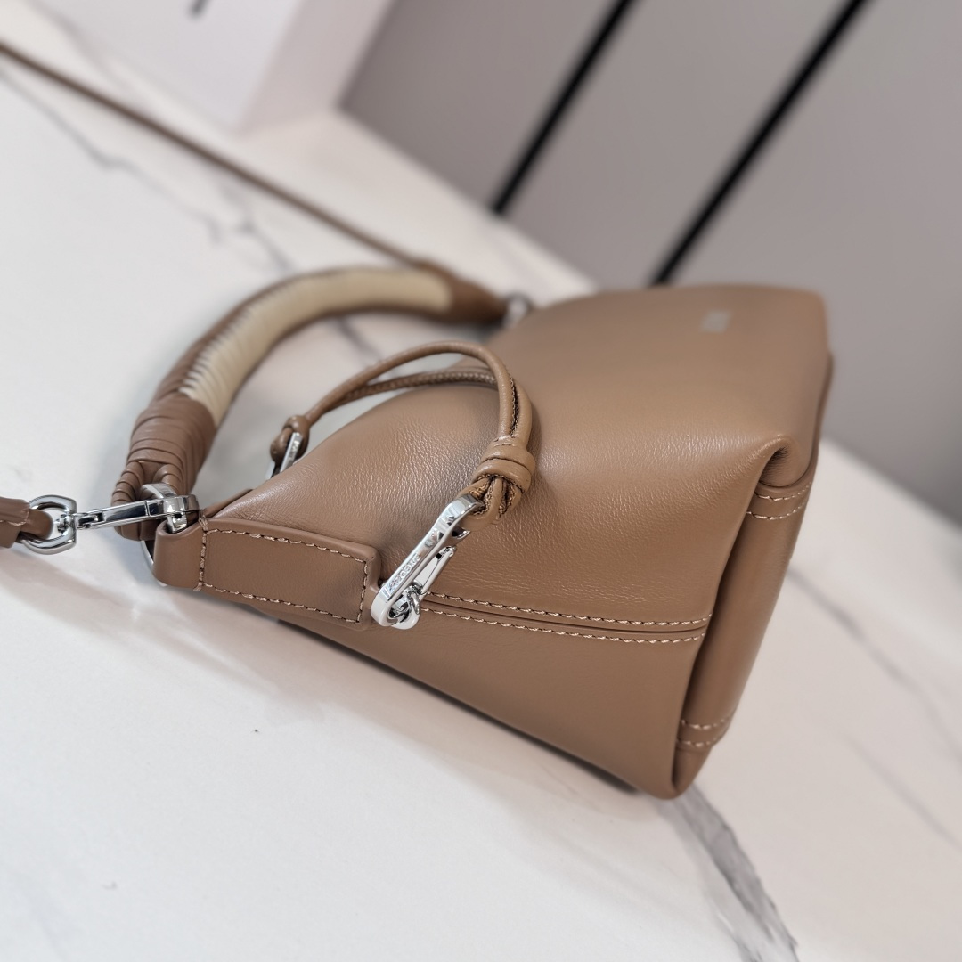LOEWE 로에베 미니 소프트 나파 카프스킨 cala 칼라 백 가방 / 262616