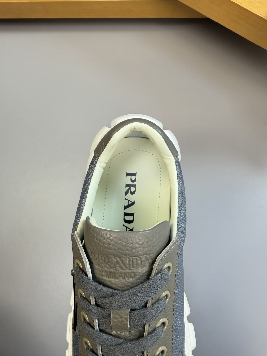 PRADA 프라다 리치 소가죽 & 캔버스 스니커즈 신발