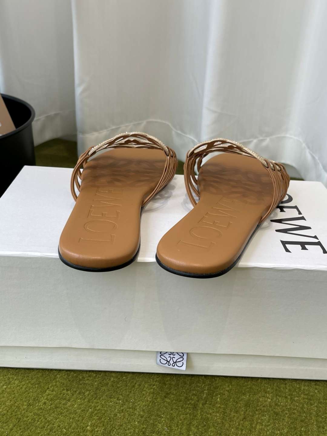 로에베(LOEWE) 라인스톤 스퀘어토 플랫 슬리퍼 신발