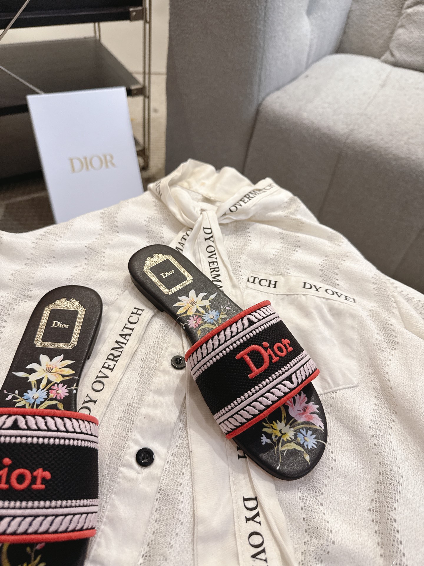 디올(DIOR) 플라워 자수 로고 슬라이드 슬리퍼