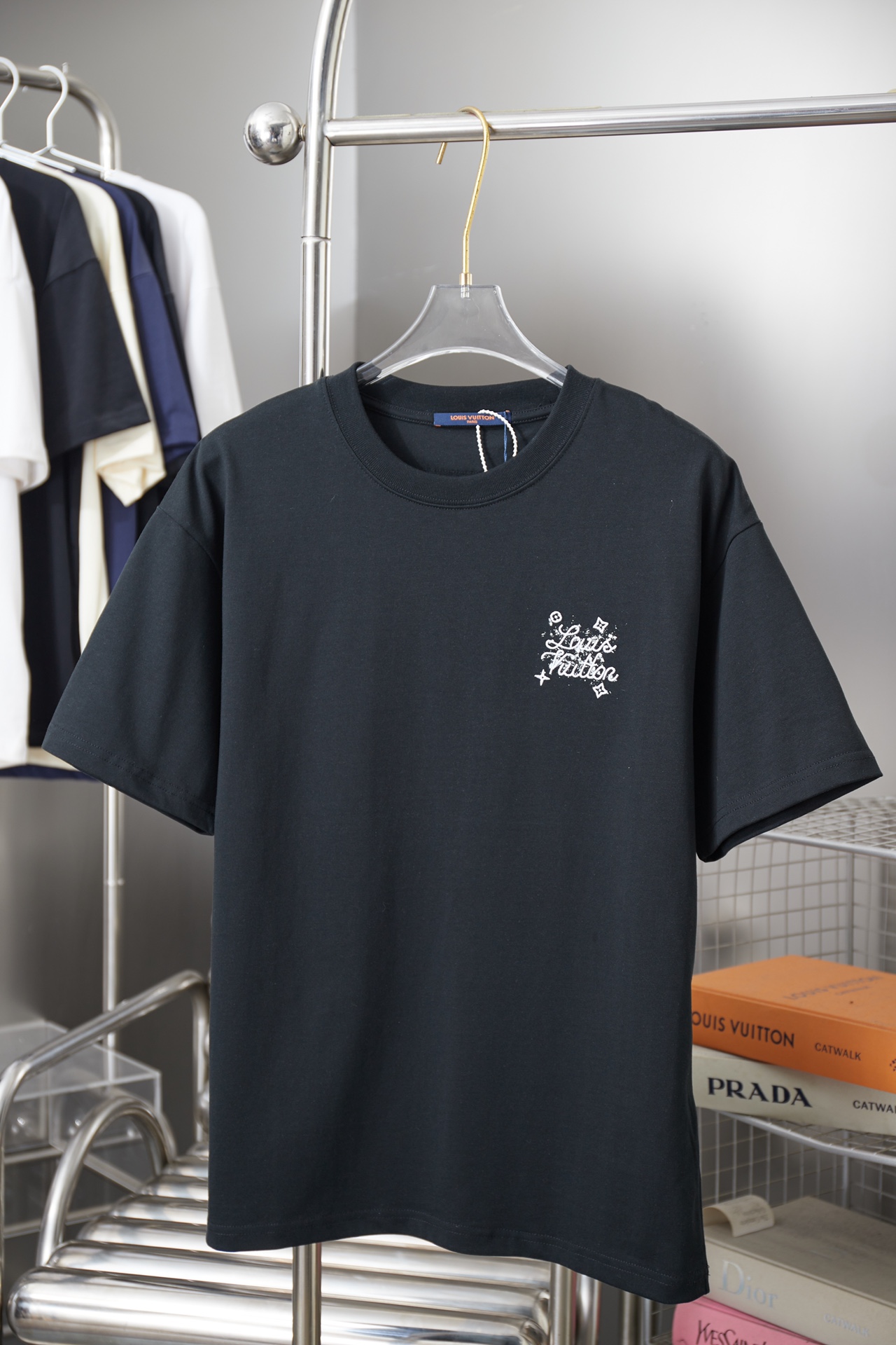 루이비통(LV) 잉크 그래픽 자수 반팔 티셔츠 상의 의류