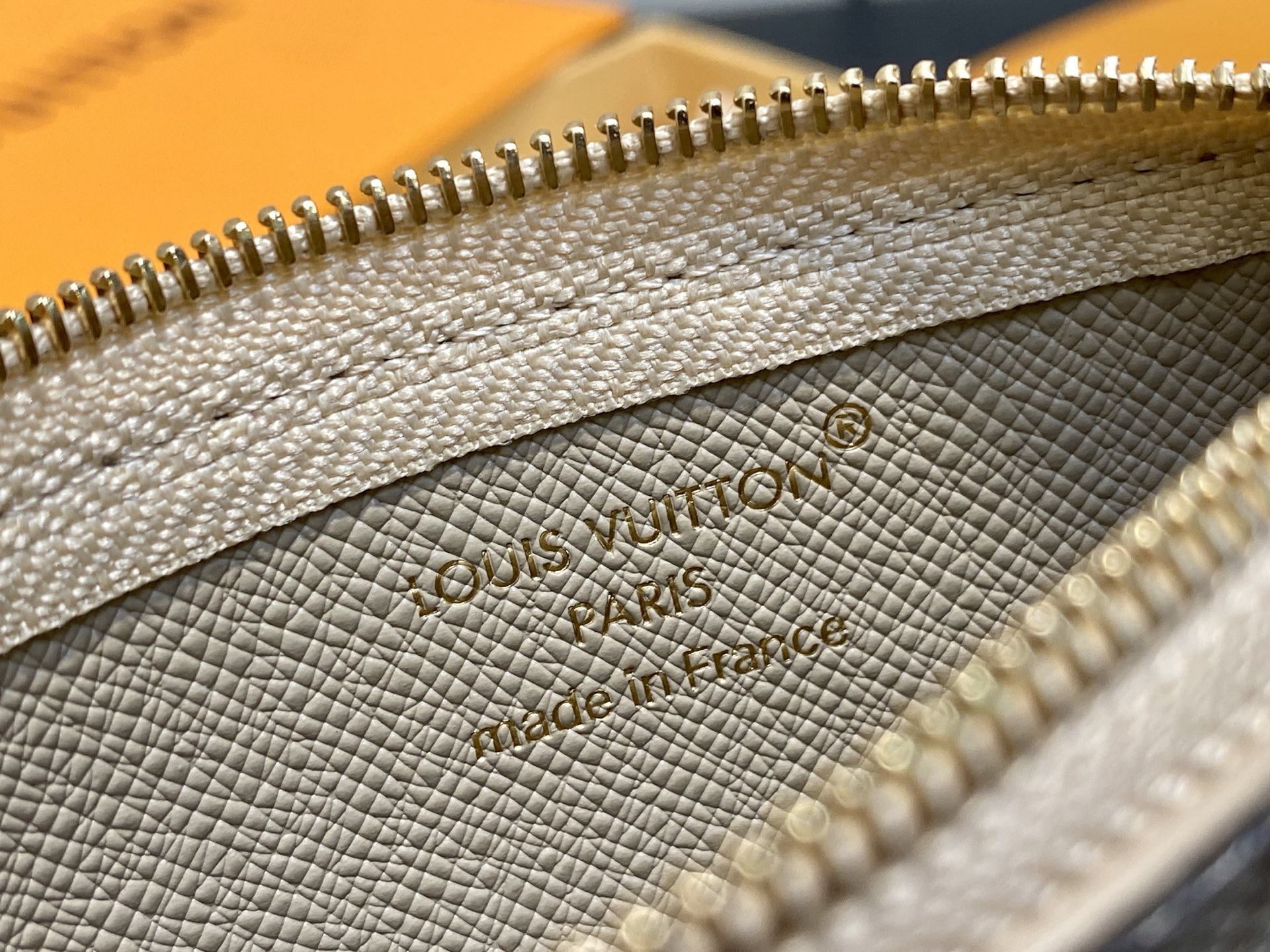 [Louis Vuitton] LV 루이비통 모노그램 서플러스 포쉐트 클레 (에이프리콧 그레이) 지갑