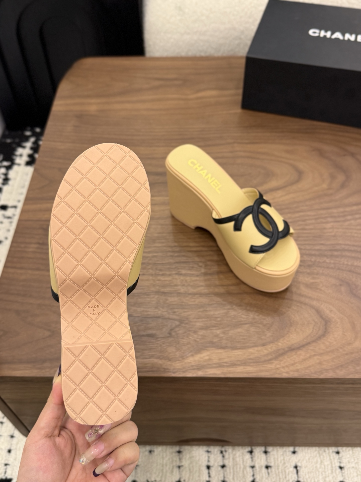 샤넬(CHANEL) 로고 플랫폼 웨지 슬리퍼 신발