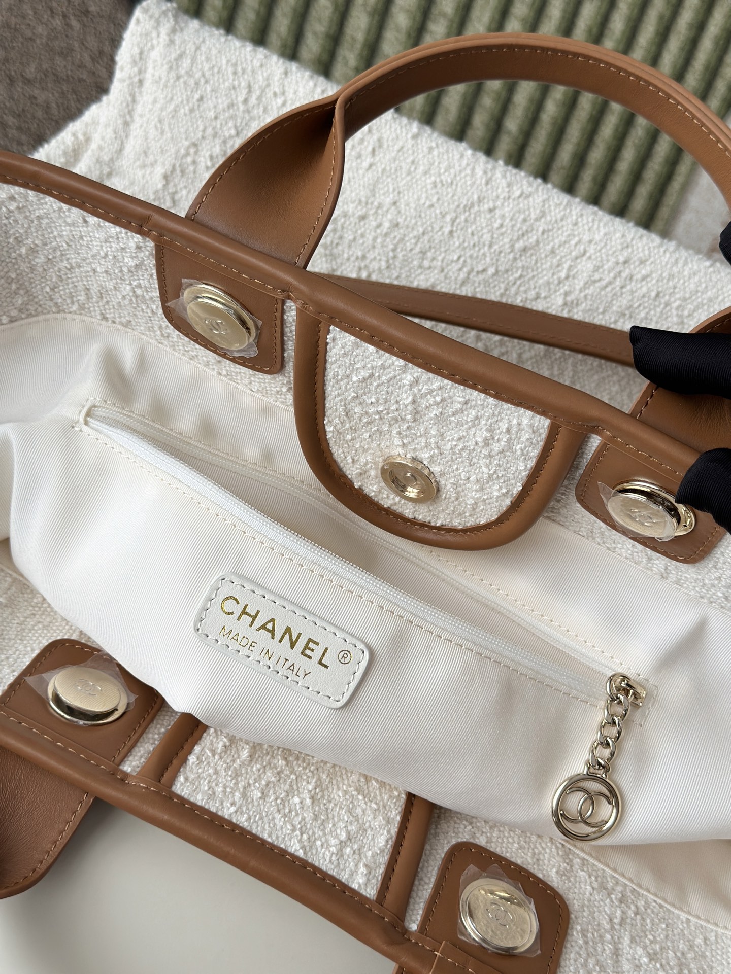 [Chanel] 샤넬 뉴 시즌 투인원 캔버스 쇼퍼 백 토트백 (화이트) 가방