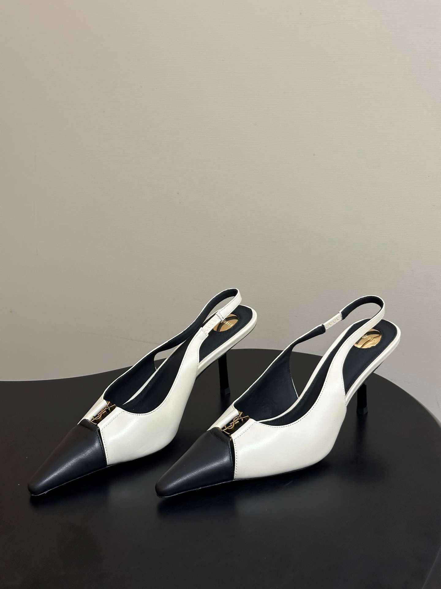 생로랑(SAINT LAURENT) YSL 메탈 로고 캡토 슬링백 펌프스 신발