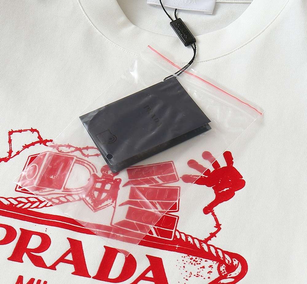 프라다(PRADA) 아트워크 로고 프린트 반팔 티셔츠 상의 의류