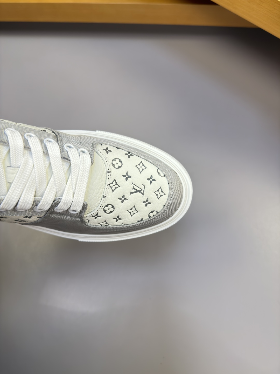 [Louis Vuitton] LV 루이비통 프리미엄 슈링크 레더 & 컬러 프린트 모노그램 스니커즈 신발 복제