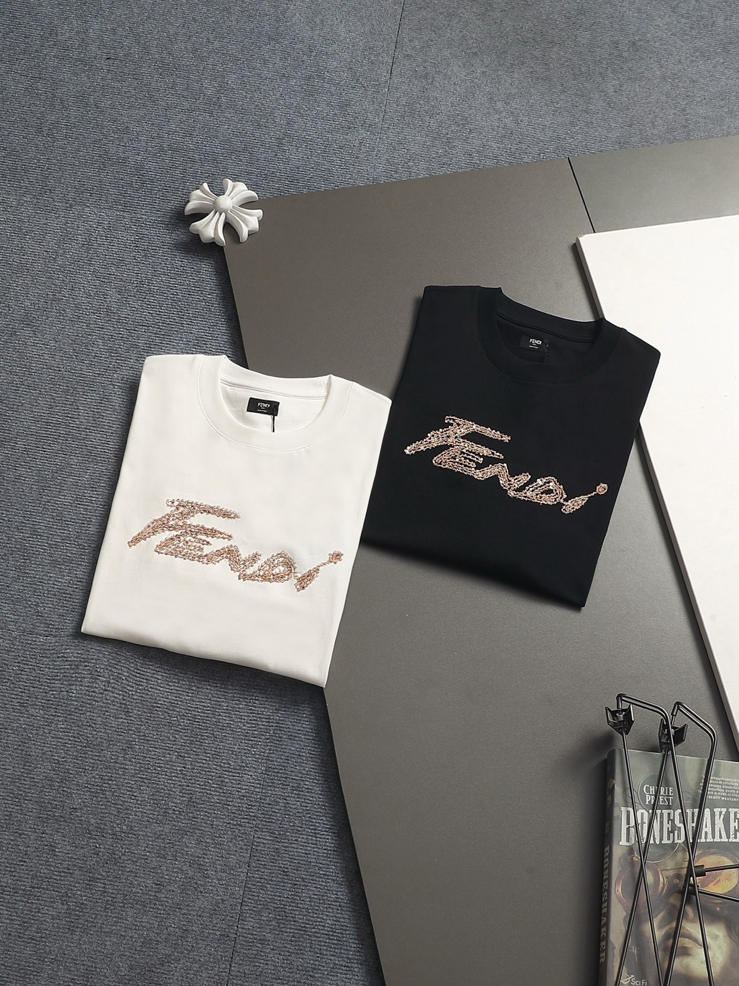 FENDI(펜디) 로고 자수 니트 반팔 티셔츠 상의 의류