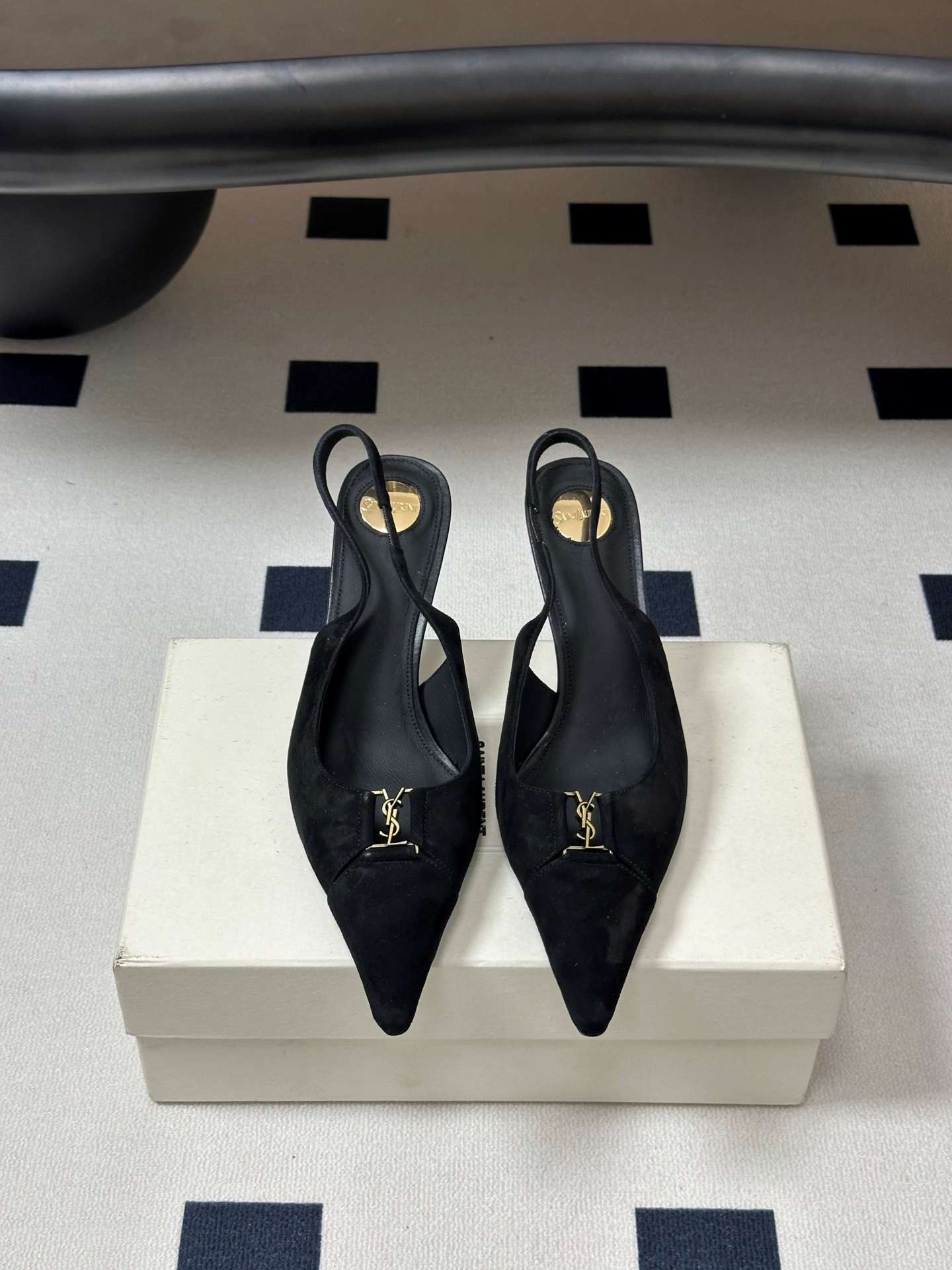생로랑(SAINT LAURENT) YSL 메탈 로고 캡토 슬링백 펌프스 신발