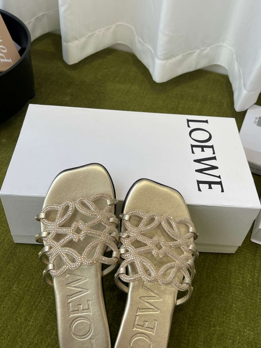 로에베(LOEWE) 라인스톤 스퀘어토 플랫 슬리퍼 신발