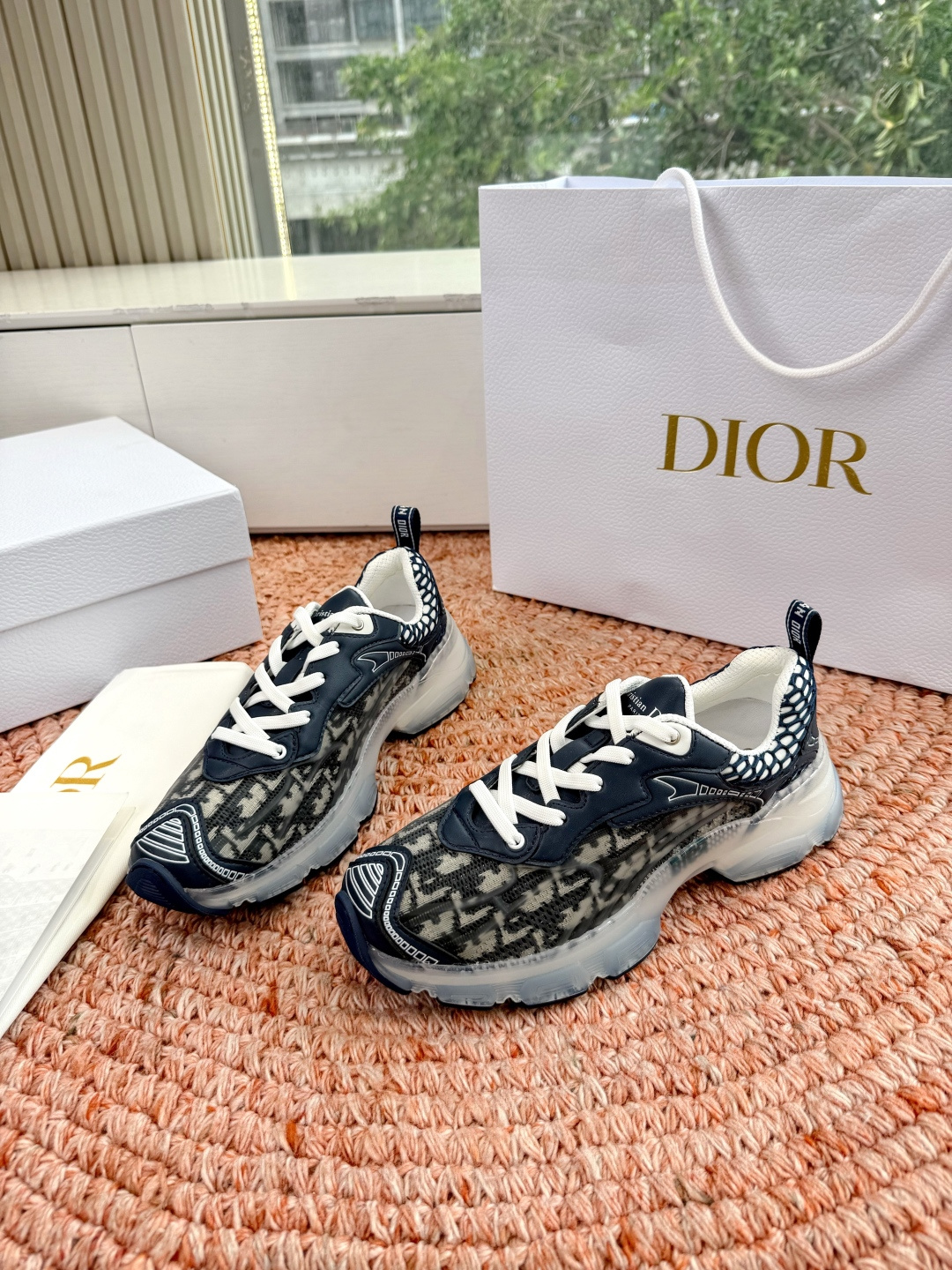 디올(DIOR) CD 로고 스니커즈 신발
