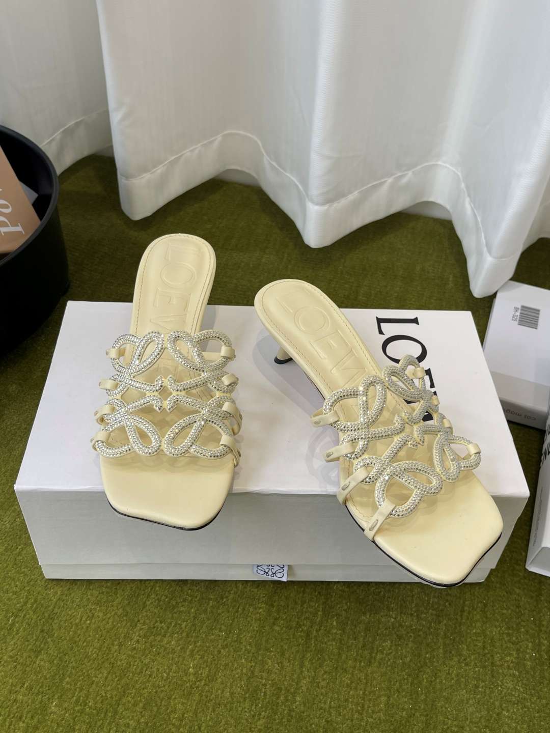 로에베(LOEWE) 아나그램 라인스톤 미들 힐 신발