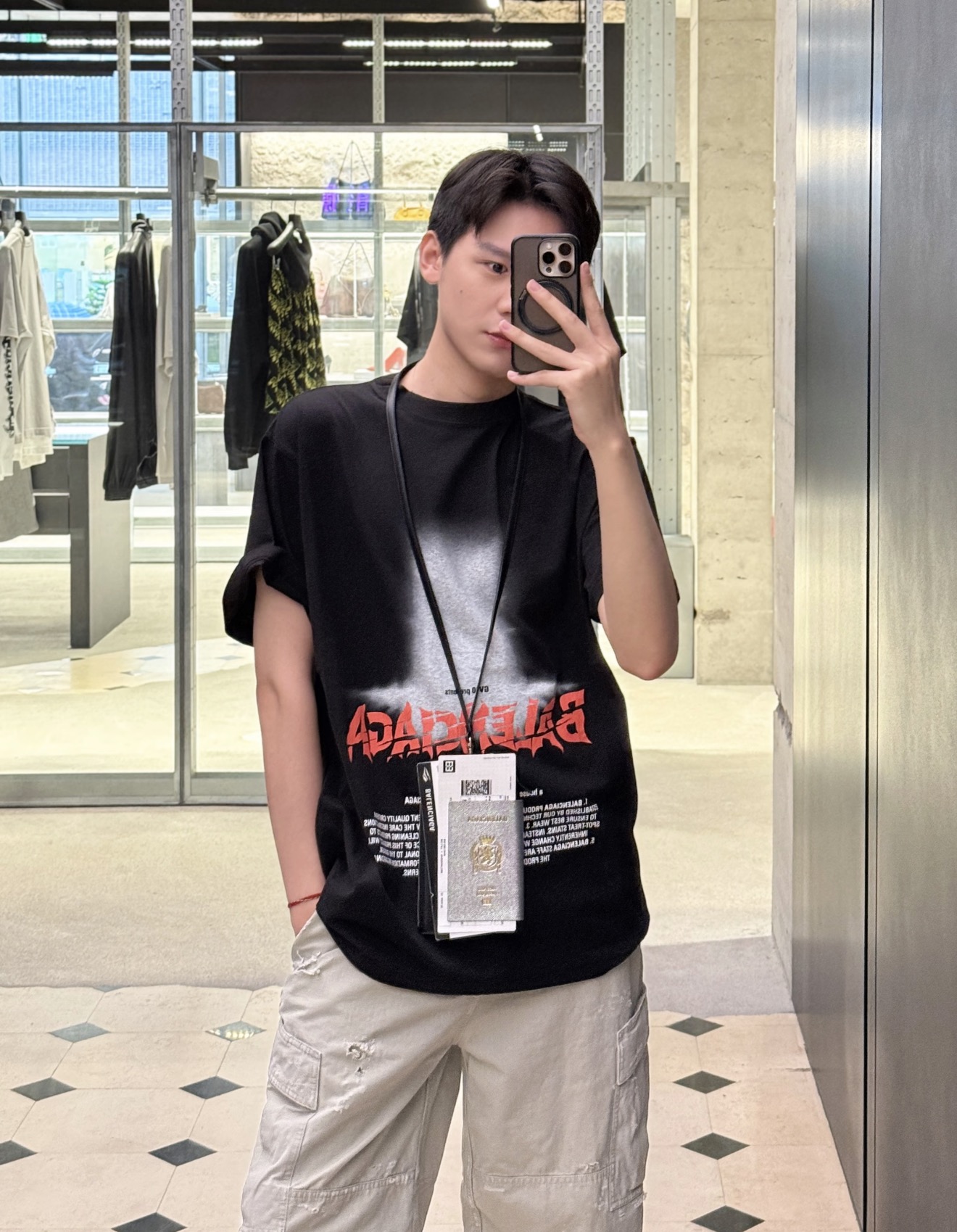 발렌시아가(BALENCIAGA) 크랙 레터링 프린트 반팔 티셔츠 의류