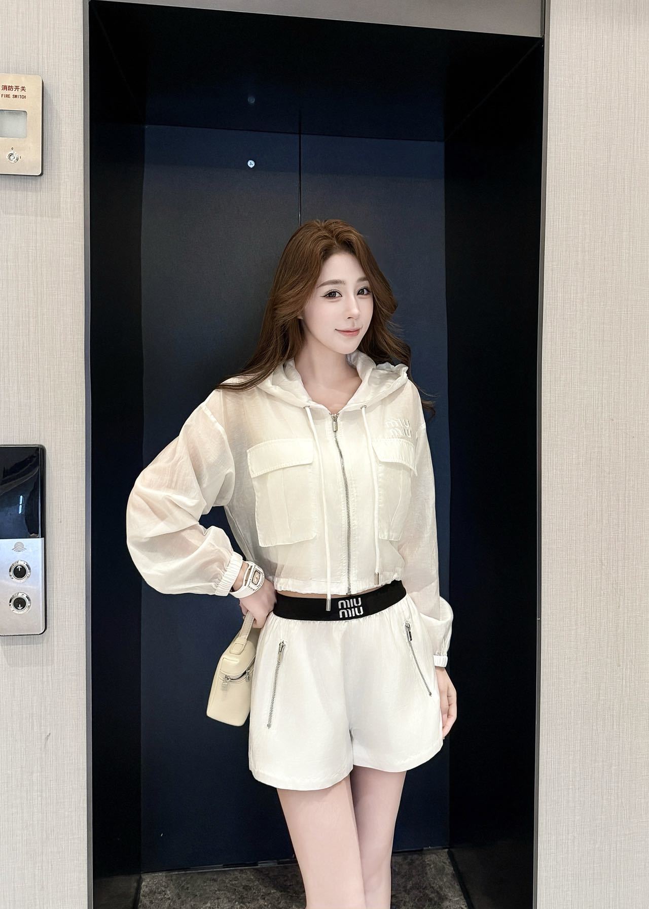 miumiu 미우미우 26SS 하이엔드 텍스처 바람막이 선케어 자켓 재킷 + 반바지 세트업 의류