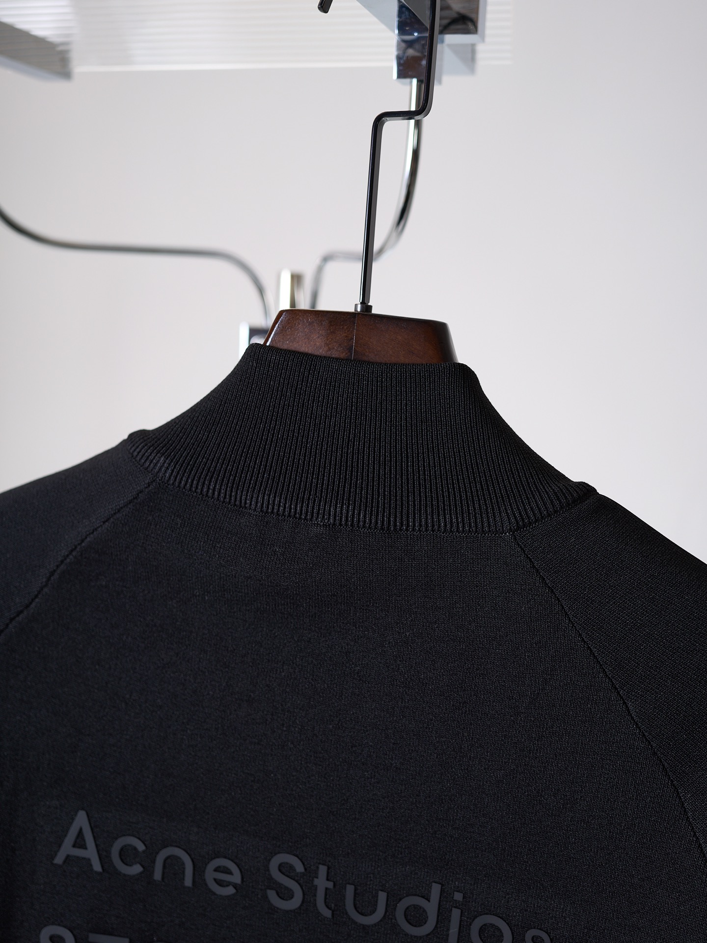 아크네(Acne studios) 실리콘 엠보 레더 집업 니트 가디건 의류