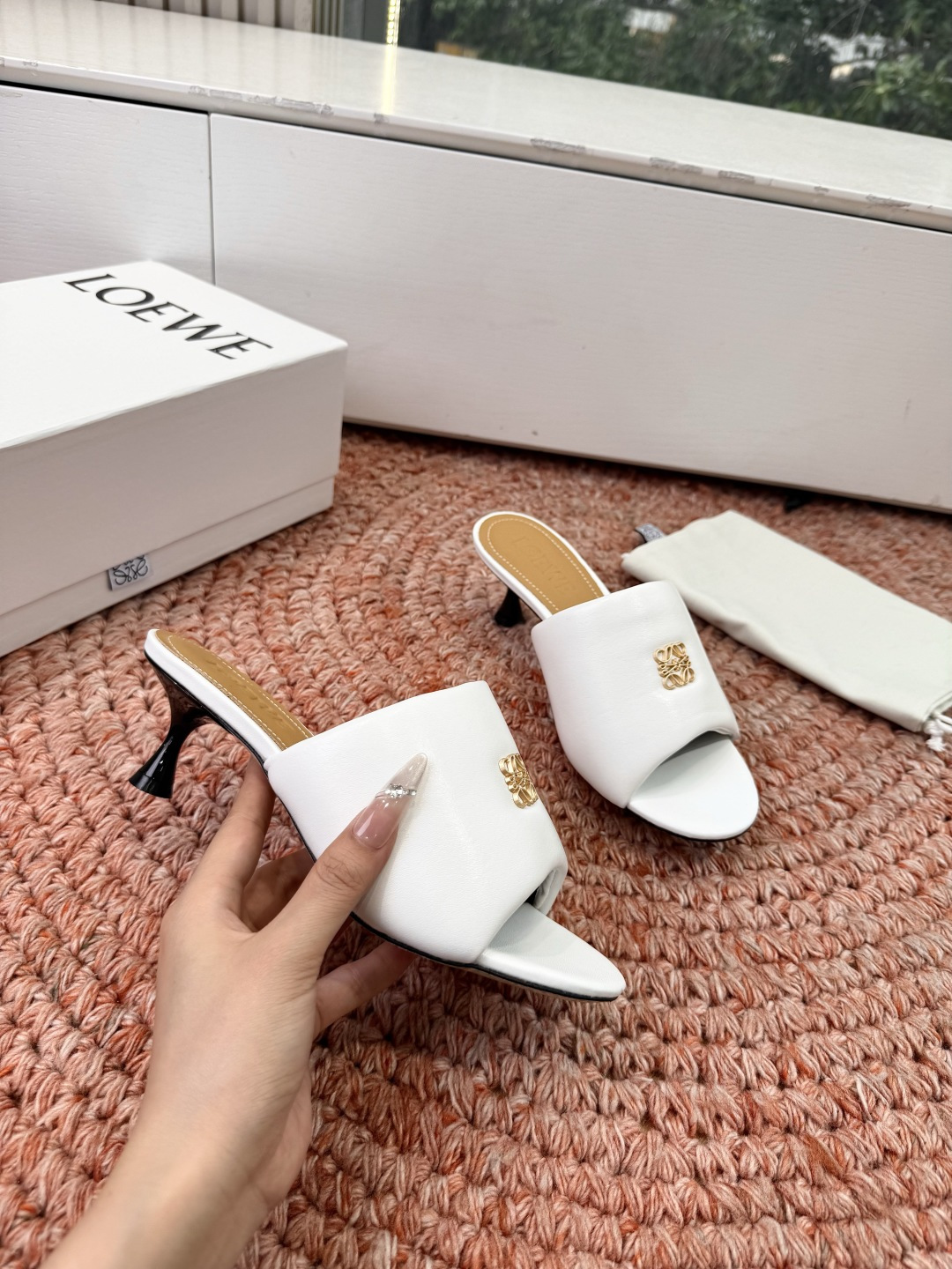 로에베(LOEWE) 아나그램 페블 슬리퍼 샌들 신발