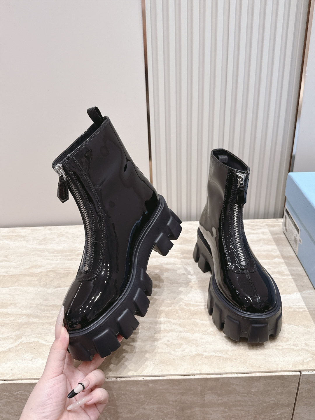 프라다(PRADA) 프론트 지퍼 플랫폼 앵클 부츠 신발