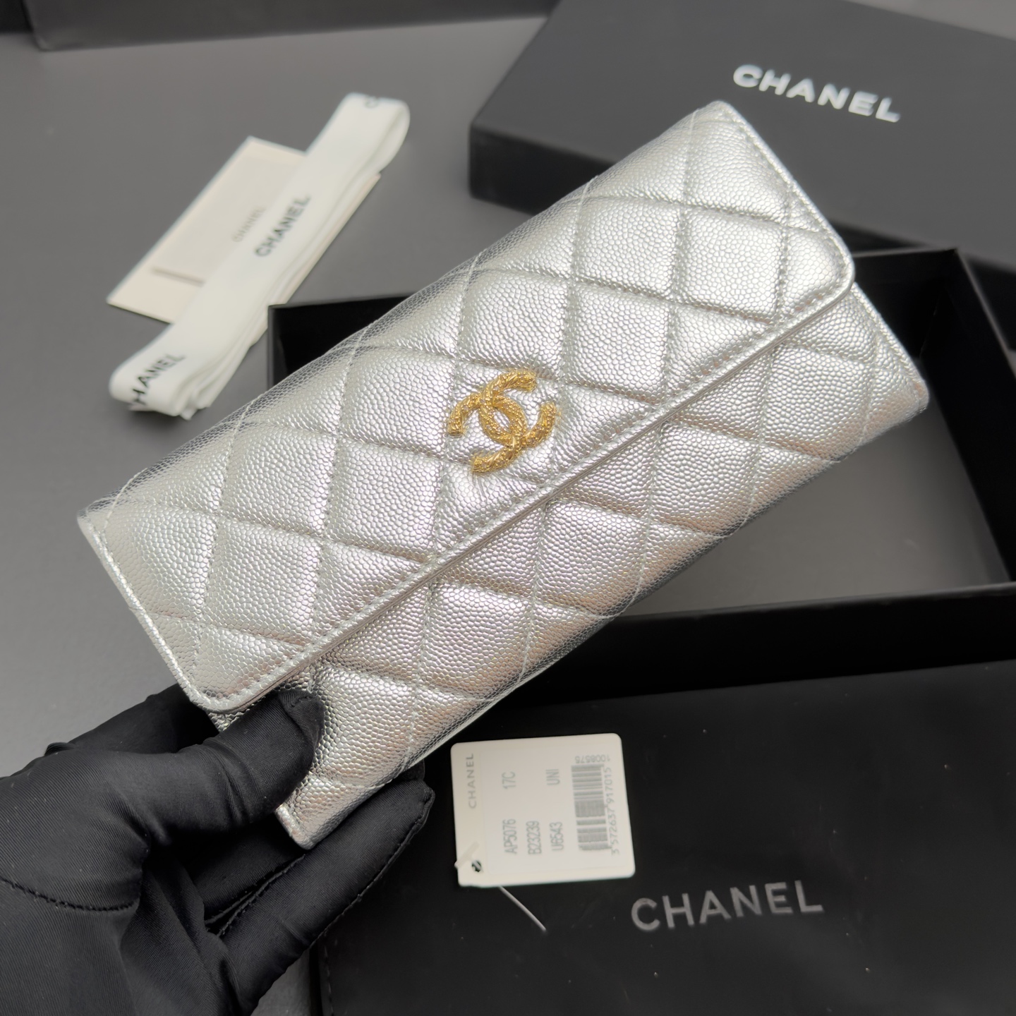 [Chanel] 샤넬 26SS 캐비어 멀티 젬스톤 플랩 장지갑