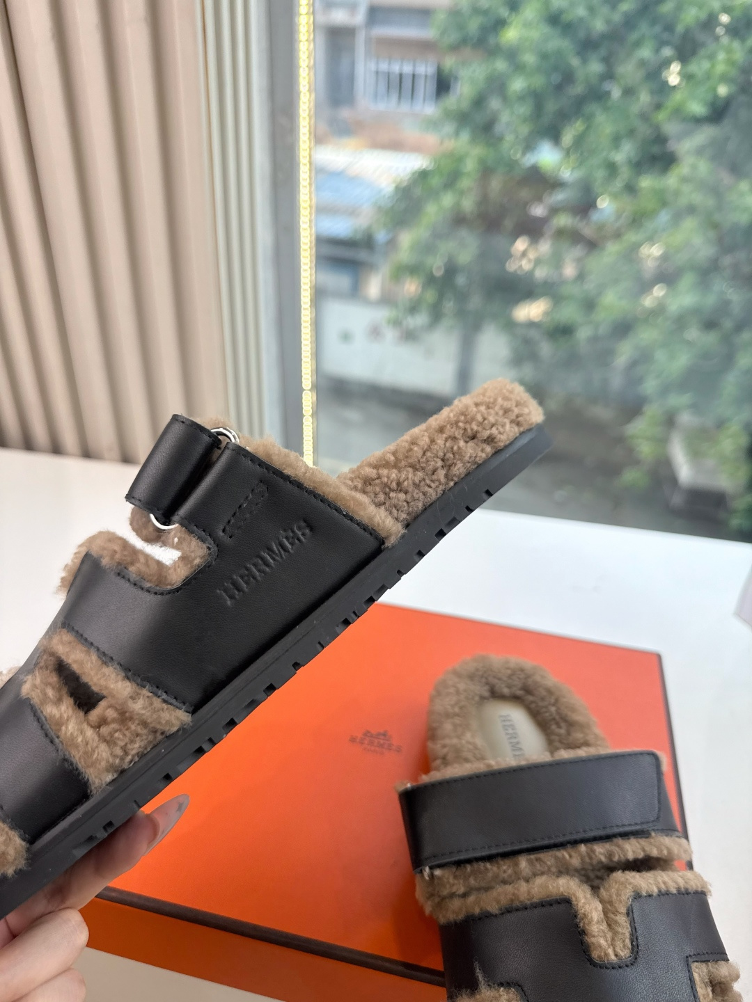 에르메스(HERMES) 시어링 퍼 뮬 슬리퍼 신발