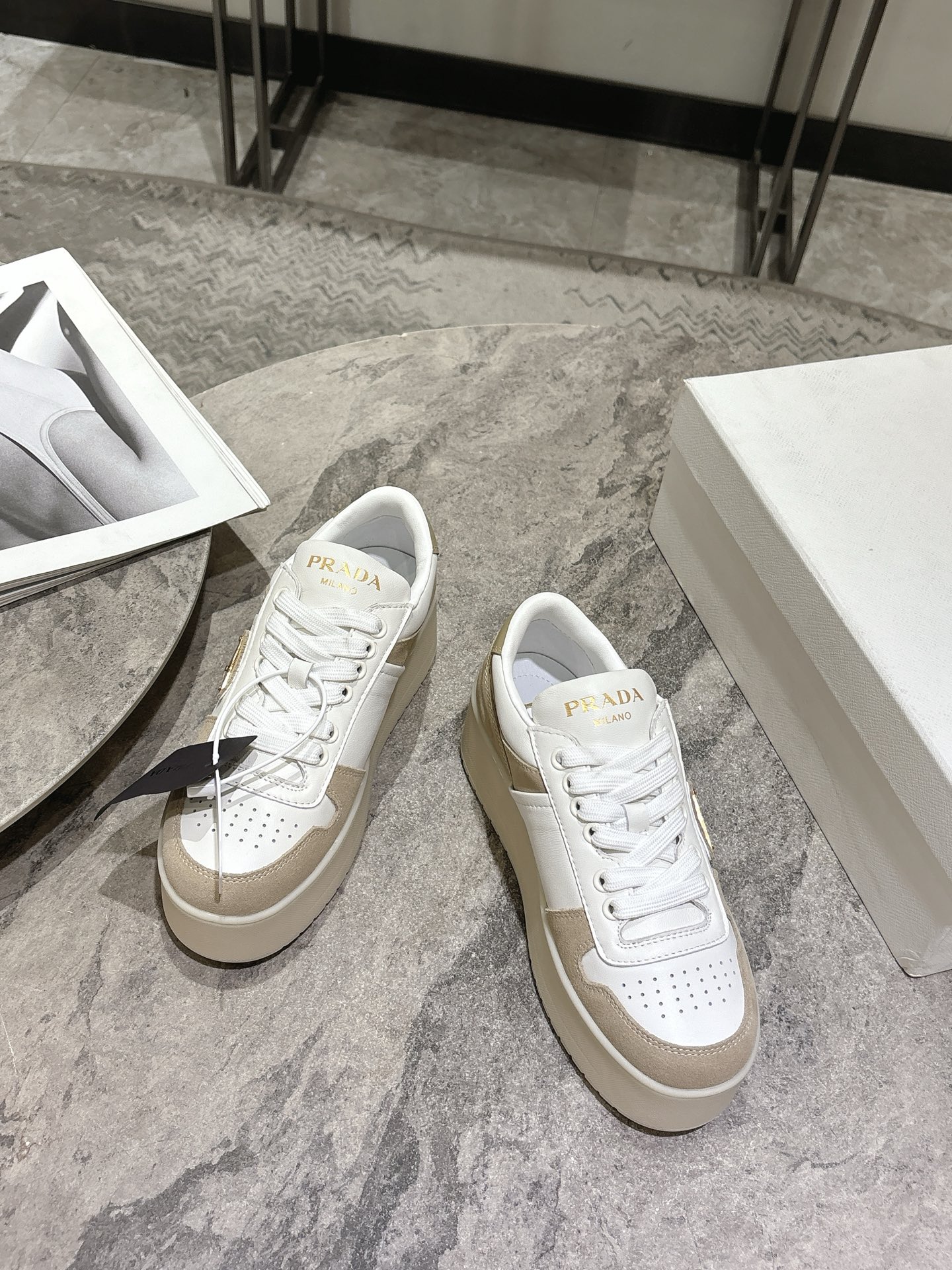 프라다(PRADA) 삼각 로고 플랫폼 스니커즈 신발