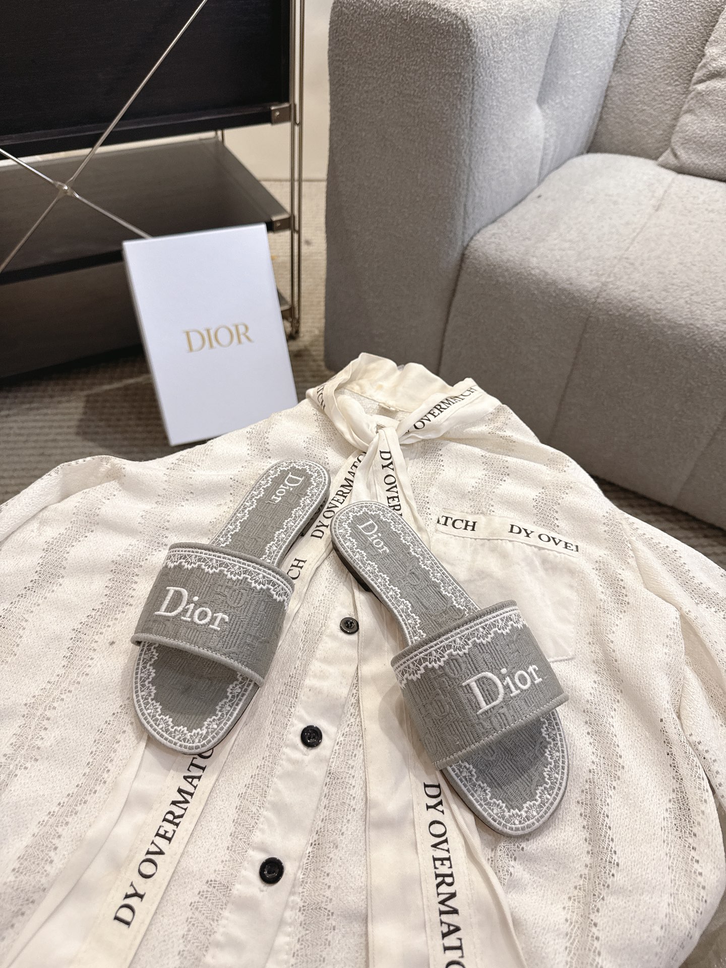 디올(DIOR) 플라워 자수 로고 슬라이드 슬리퍼