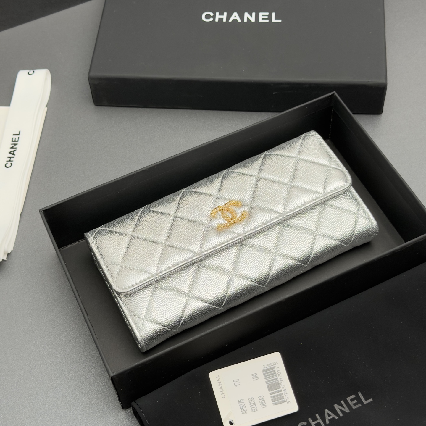 [Chanel] 샤넬 26SS 캐비어 멀티 젬스톤 플랩 장지갑