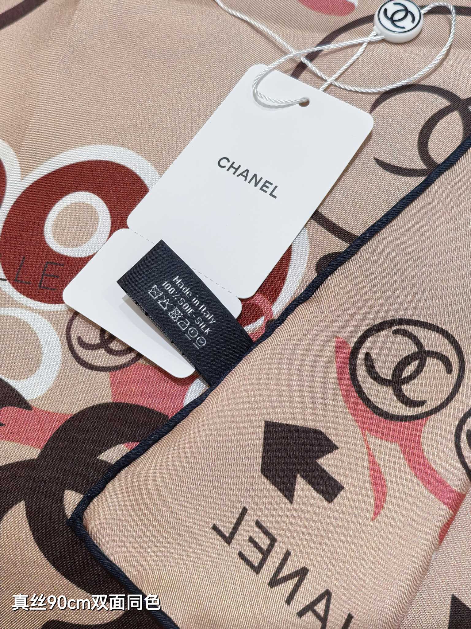 샤넬(CHANEL) 그래피티 로고 실크 목도리 스카프
