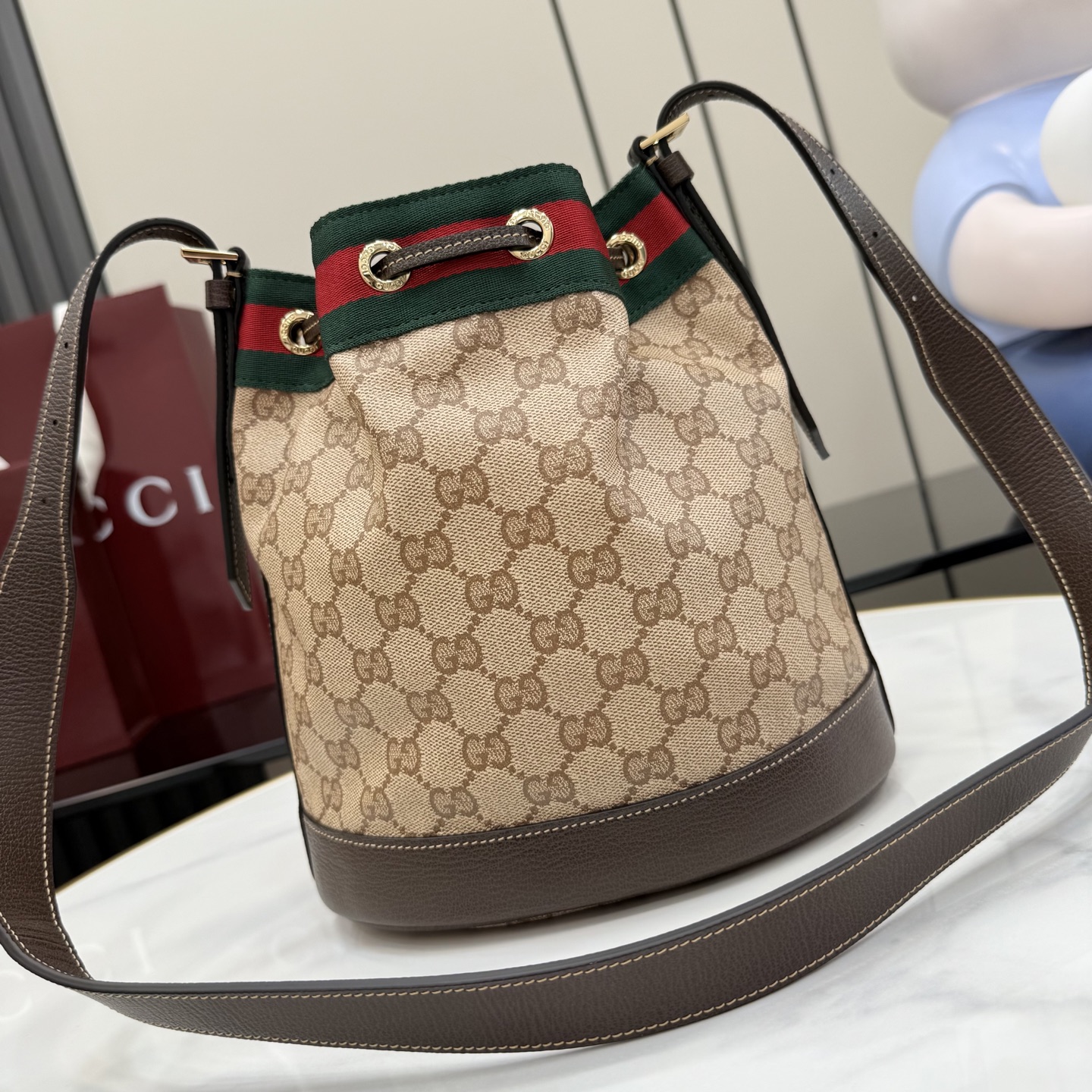 [Gucci] 구찌 Generation GG 코팅 캔버스 버킷백 가방