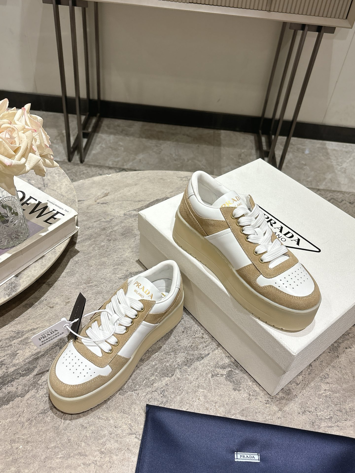 프라다(PRADA) 삼각 로고 플랫폼 스니커즈 신발