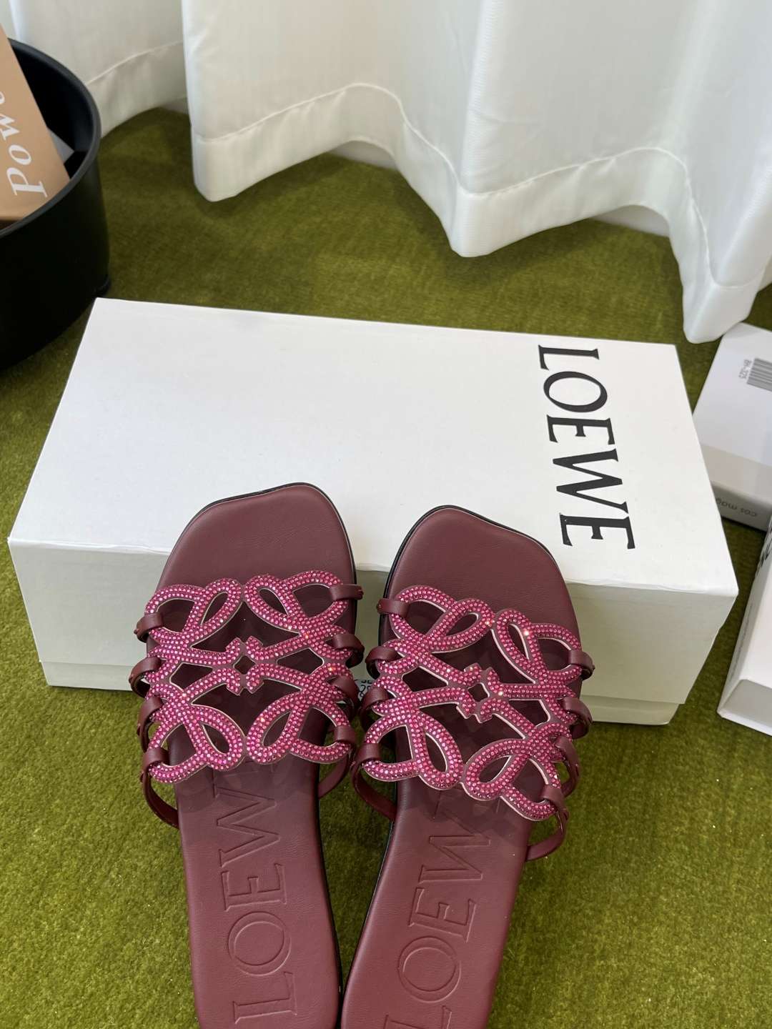 로에베(LOEWE) 라인스톤 스퀘어토 플랫 슬리퍼 신발
