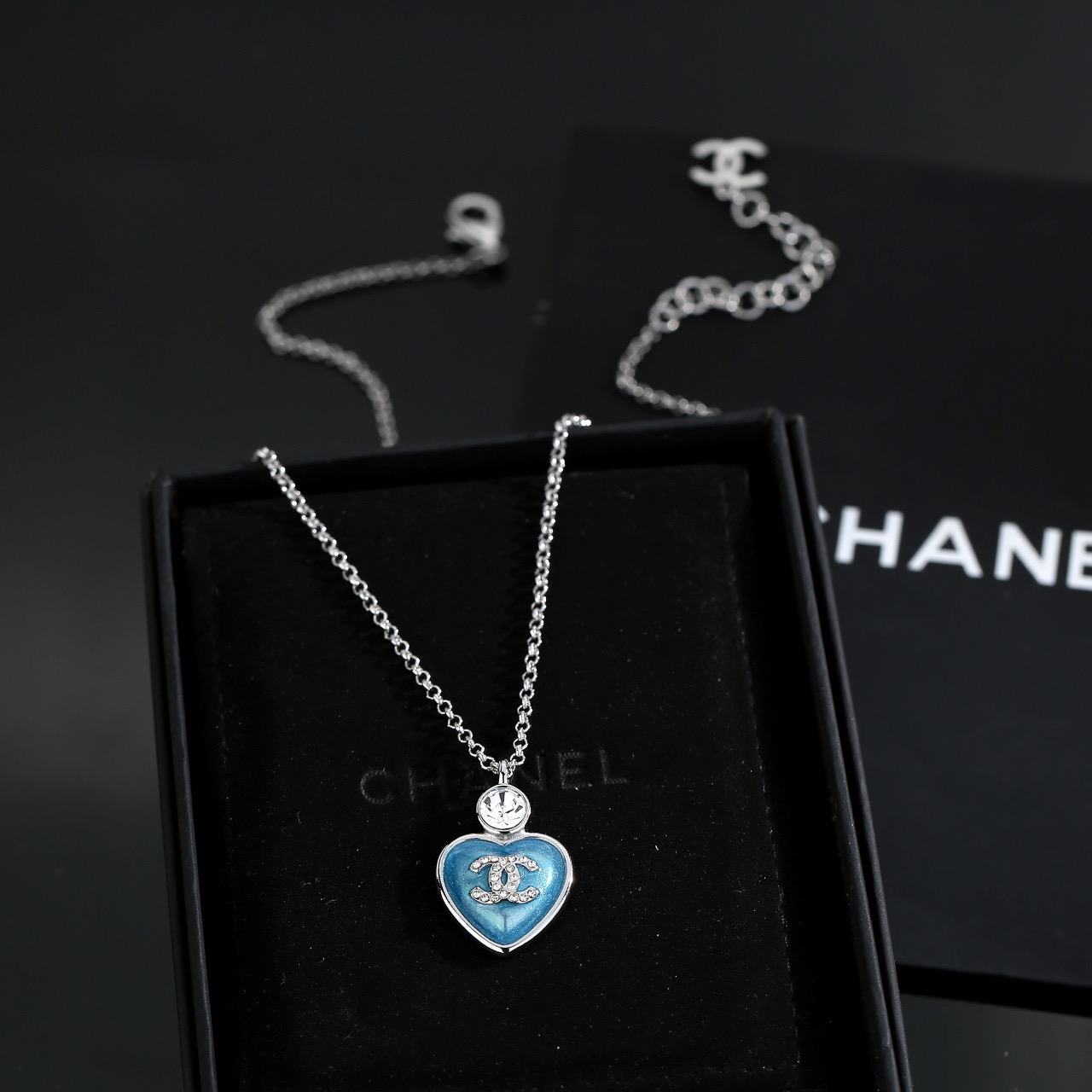 샤넬(CHANEL) 블루 하트 목걸이 악세사리