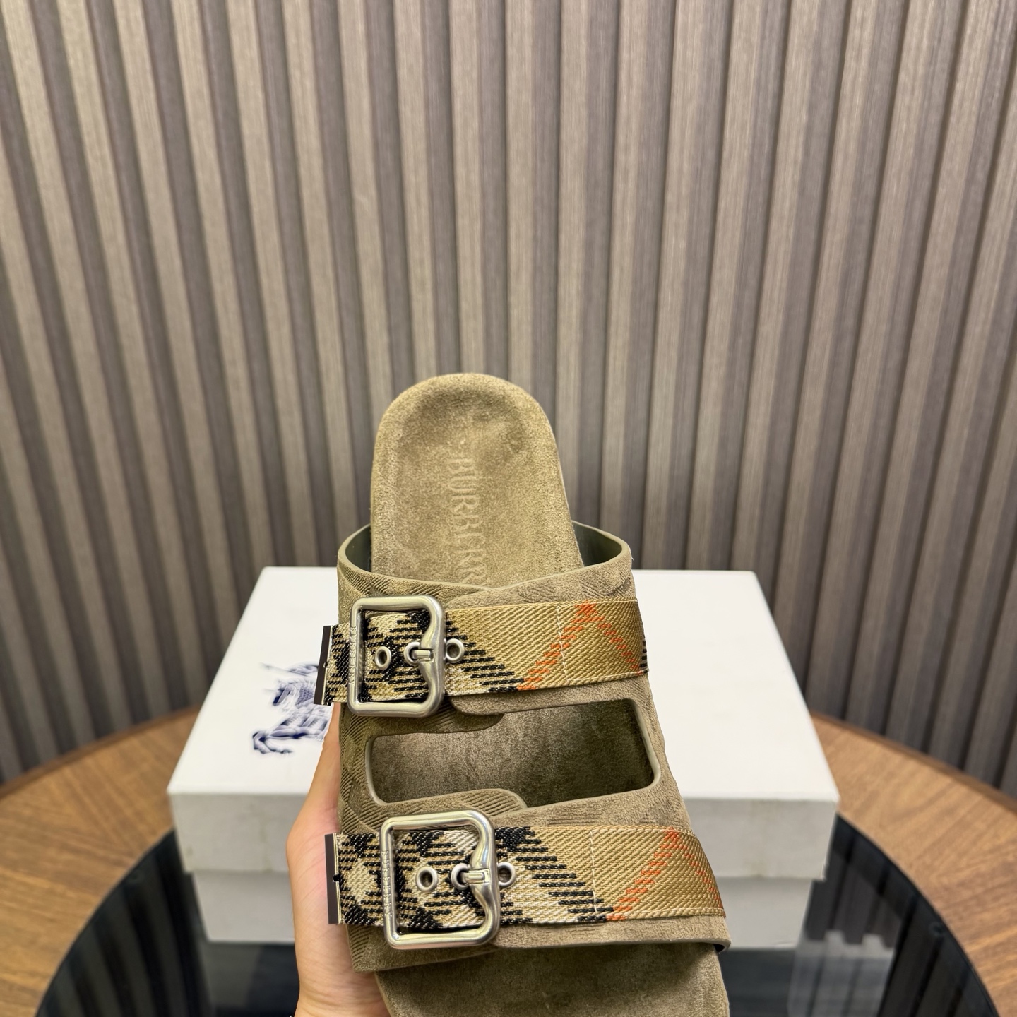 [Burberry] 버버리 맨즈 체크 엠보스드 레더 뮬 슬라이드 슬리퍼 샌들 신발