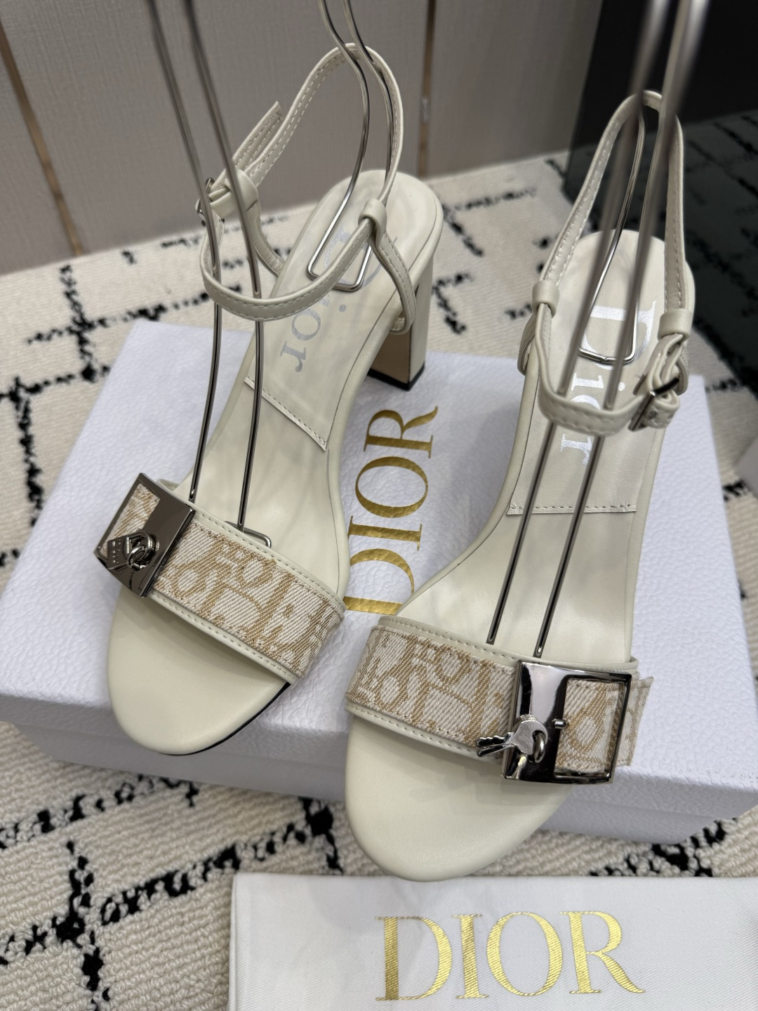 디올(DIOR) 로고 버클 데님 레더 샌들 신발