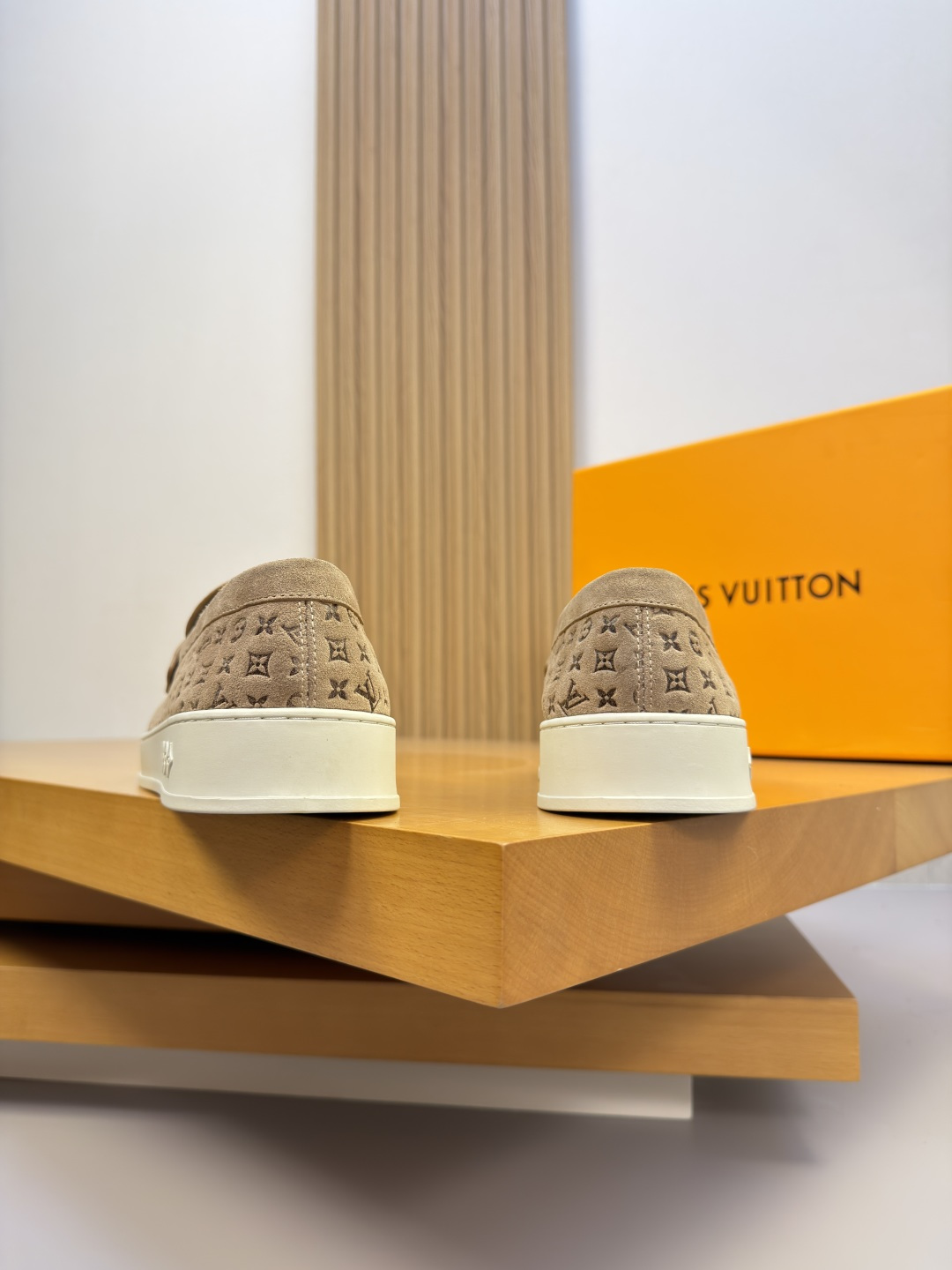 [Louis Vuitton] LV 루이비통 프리미엄 스웨이드 엠보싱 메탈버클 캐주얼 로퍼 신발