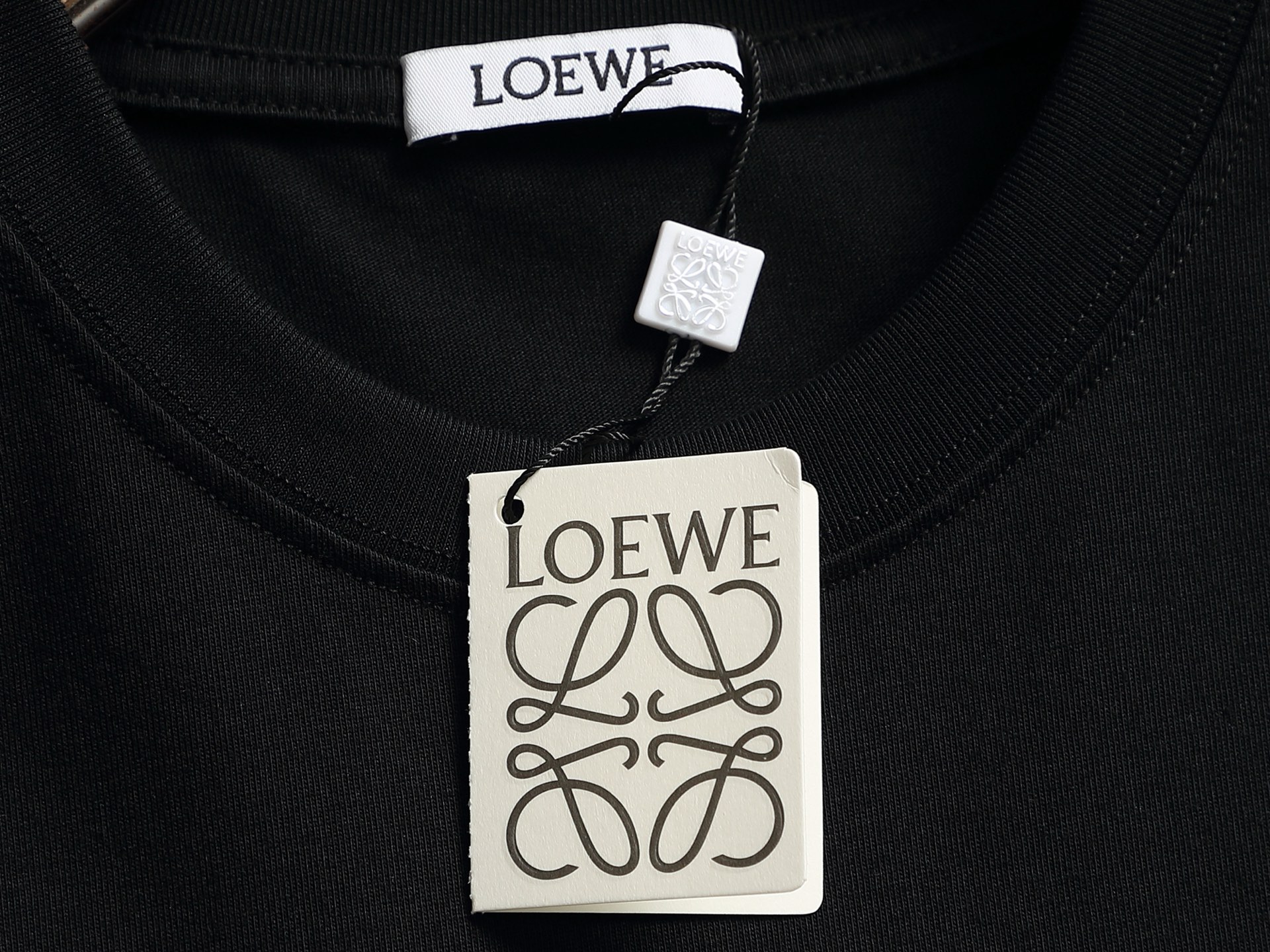 로에베(LOEWE) 스팽글 플라워 자수 반팔 티셔츠 상의 의류