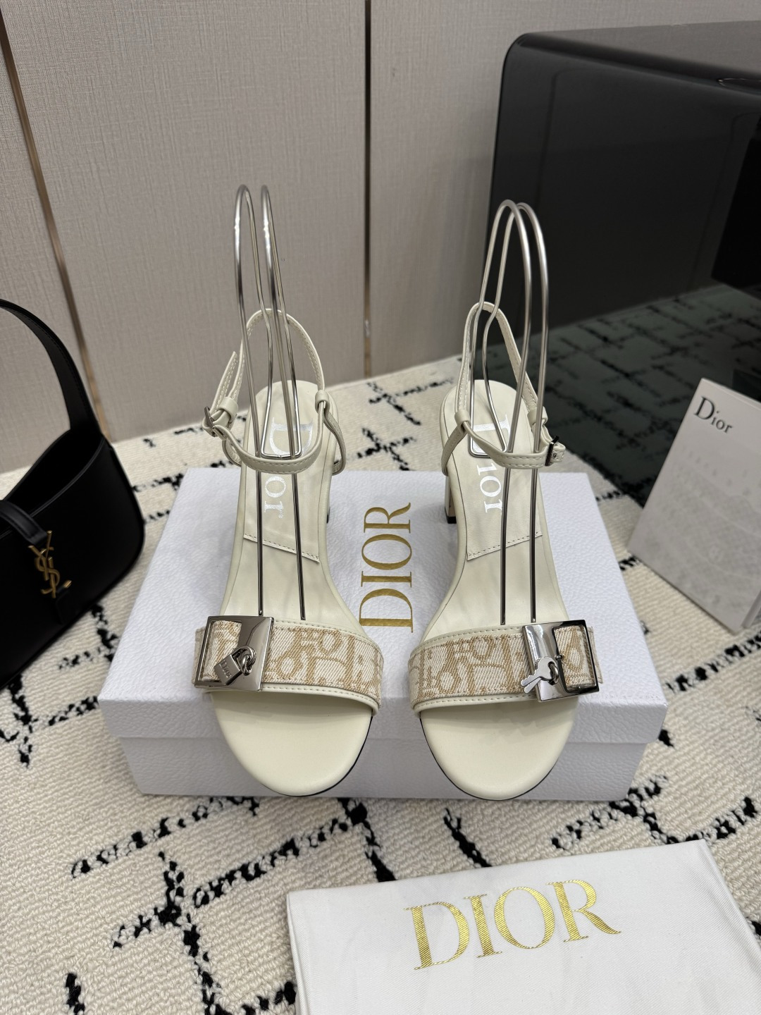 디올(DIOR) 로고 버클 데님 레더 샌들 신발