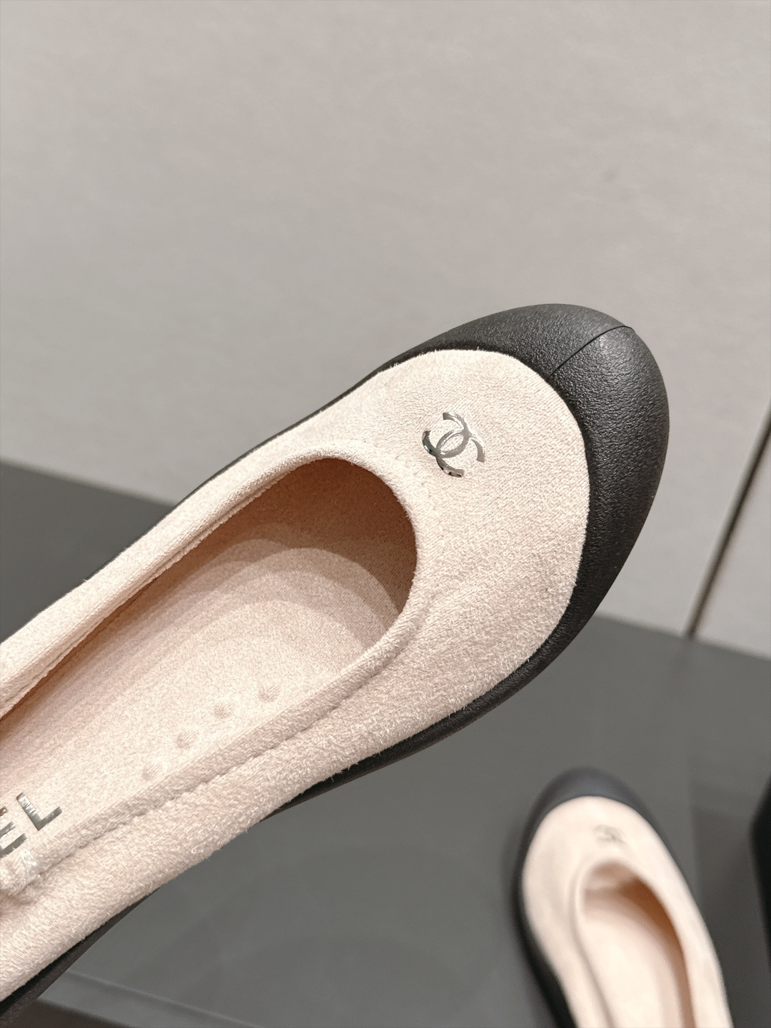 샤넬(CHANEL) 스웨이드 밴딩 힐 플랫 신발