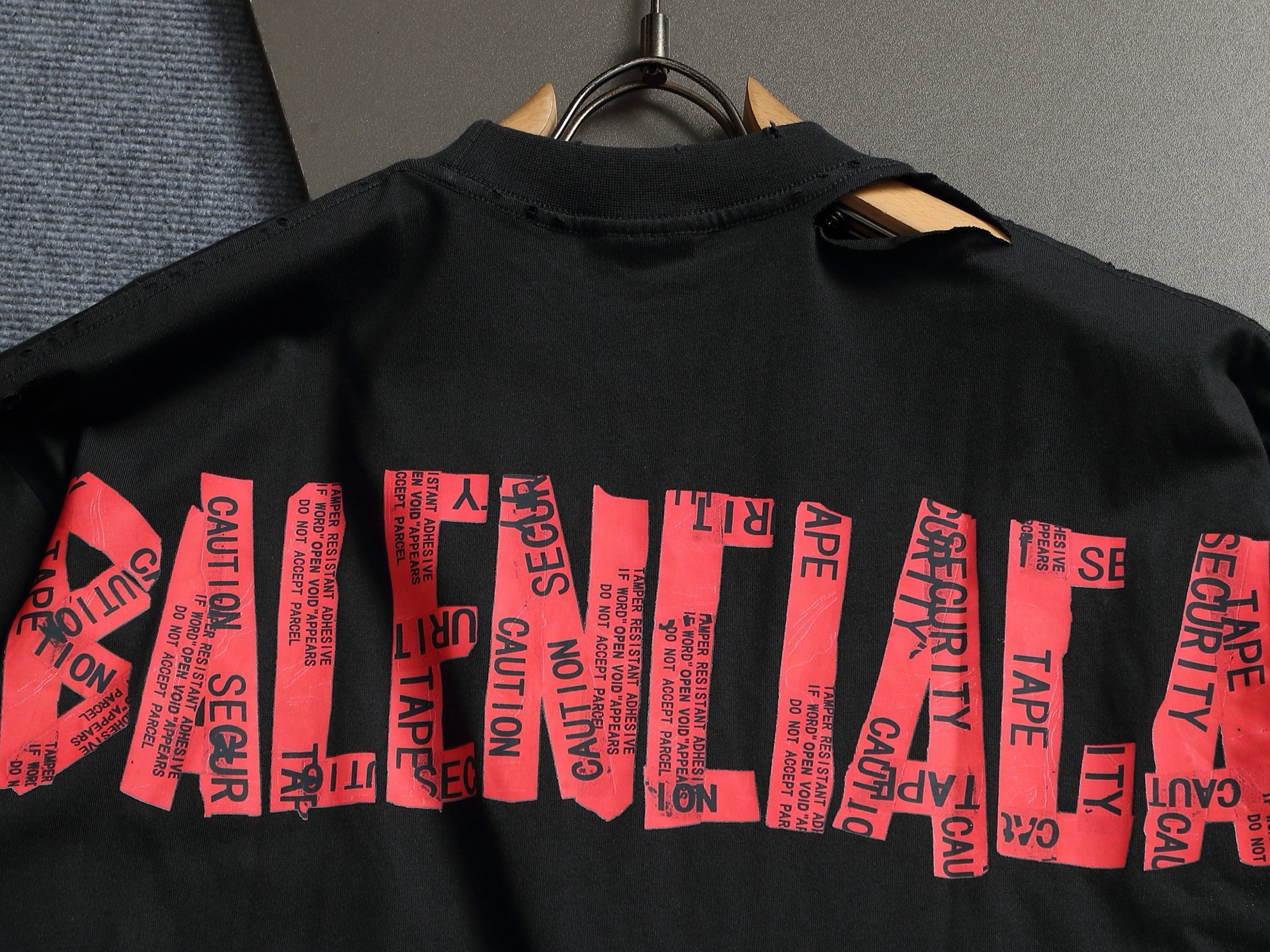 발렌시아가(BALENCIAGA) 테이프 프린팅 워싱 반팔 티셔츠 상의 의류