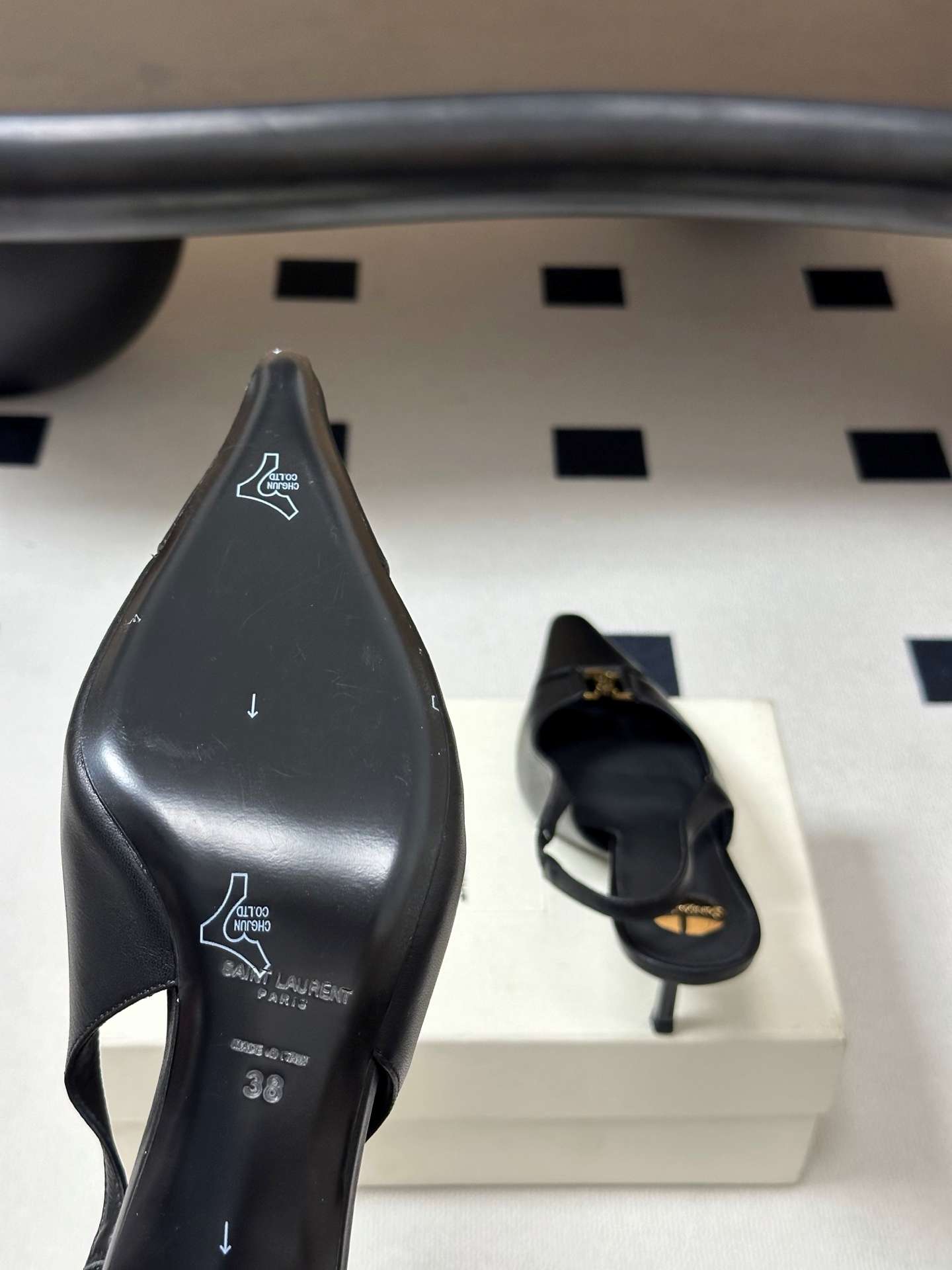 생로랑(SAINT LAURENT) YSL 메탈 로고 캡토 슬링백 펌프스 신발