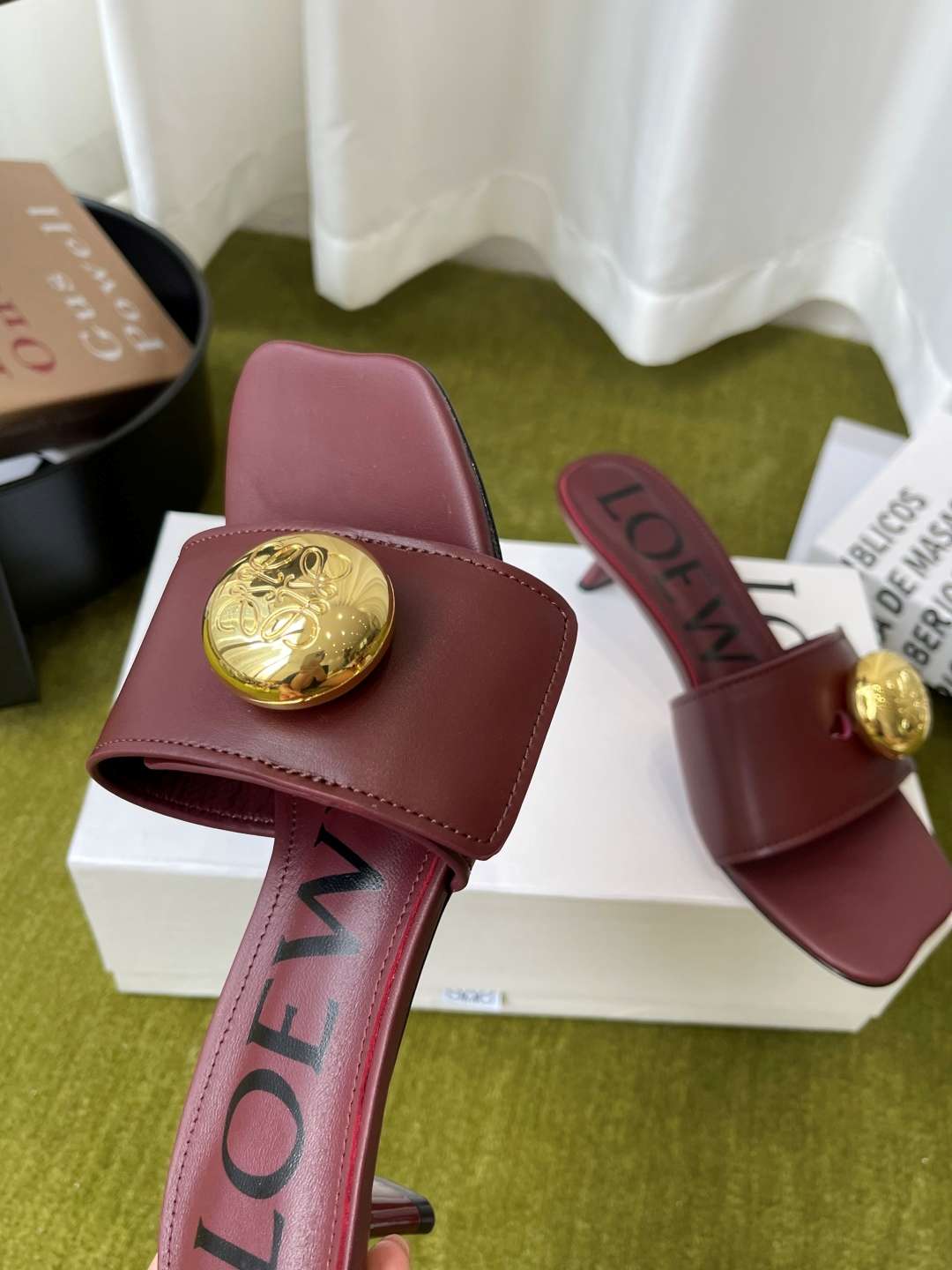로에베(LOEWE) 메달 스퀘어토 키튼힐 뮬 샌들 신발