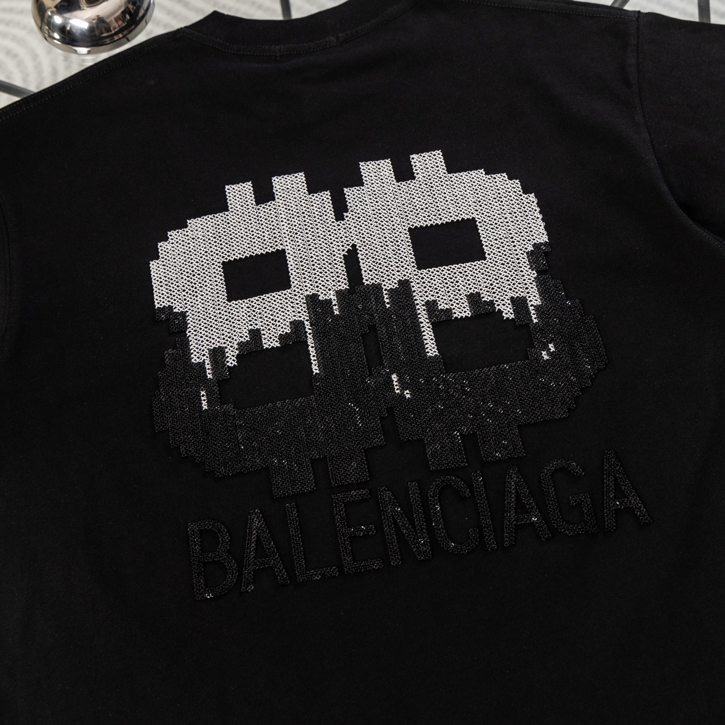 발렌시아가(BALENCIAGA) 픽셀 자수 반팔 티셔츠 의류