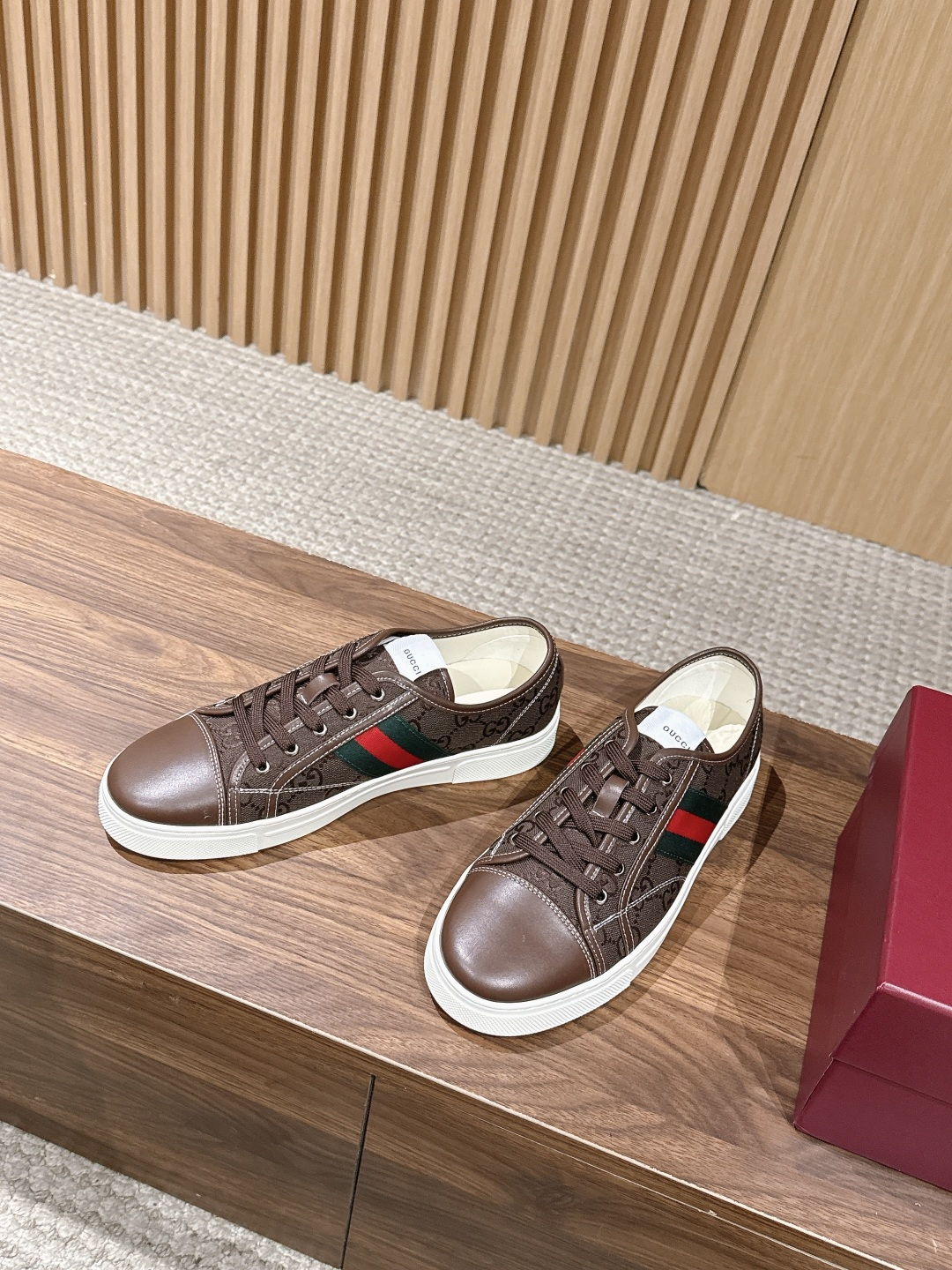 구찌(GUCCI) GG 엠보싱 로우탑 스니커즈 신발