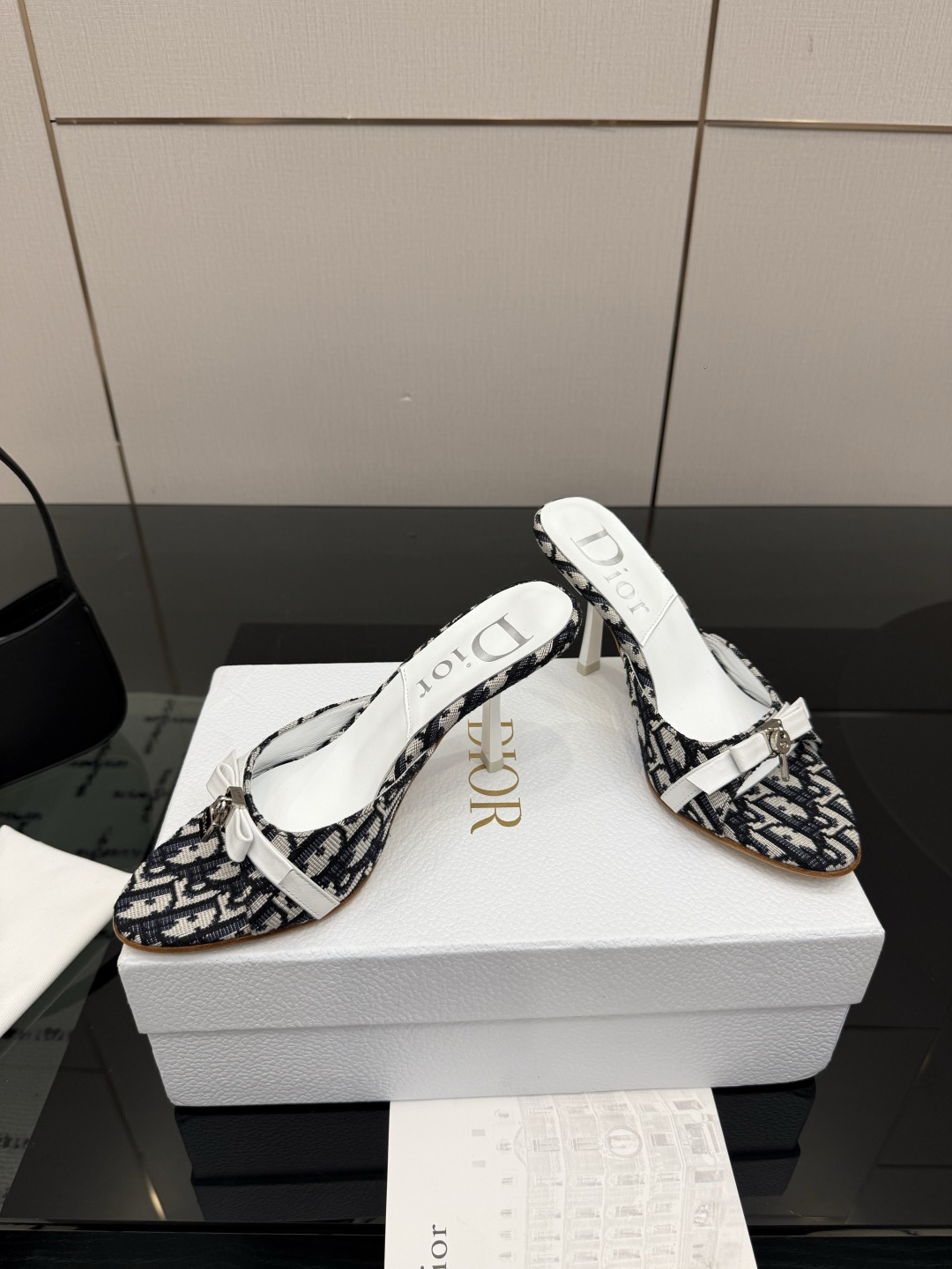 디올(DIOR) 패브릭 뮬 힐 신발