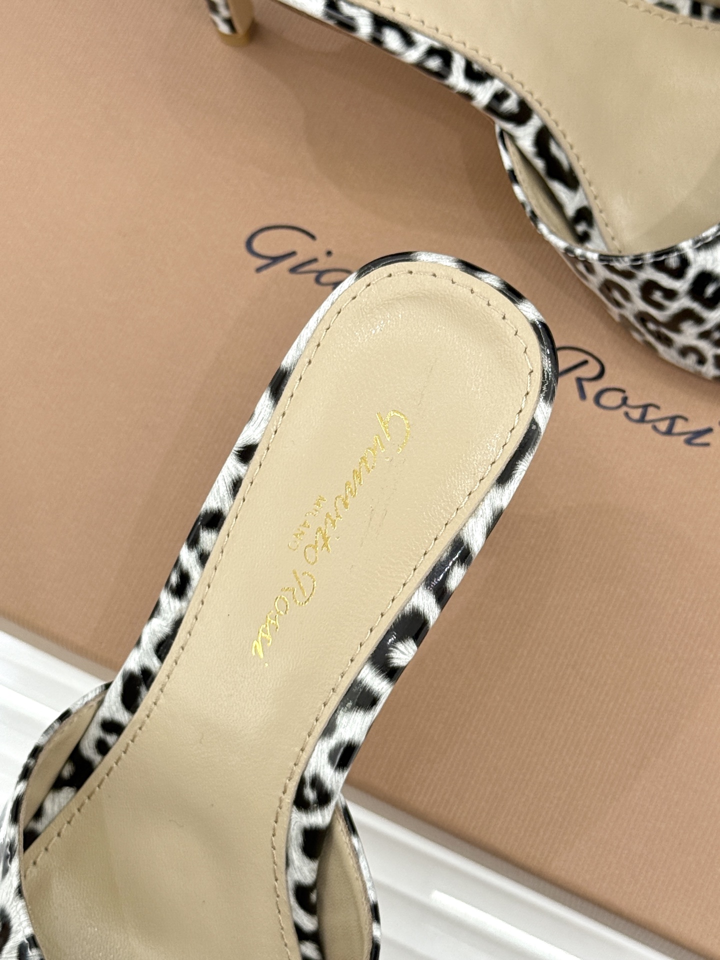지안비토 로시(Gianvito Rossi) 슬림 포인티드 힐 슬리퍼 신발