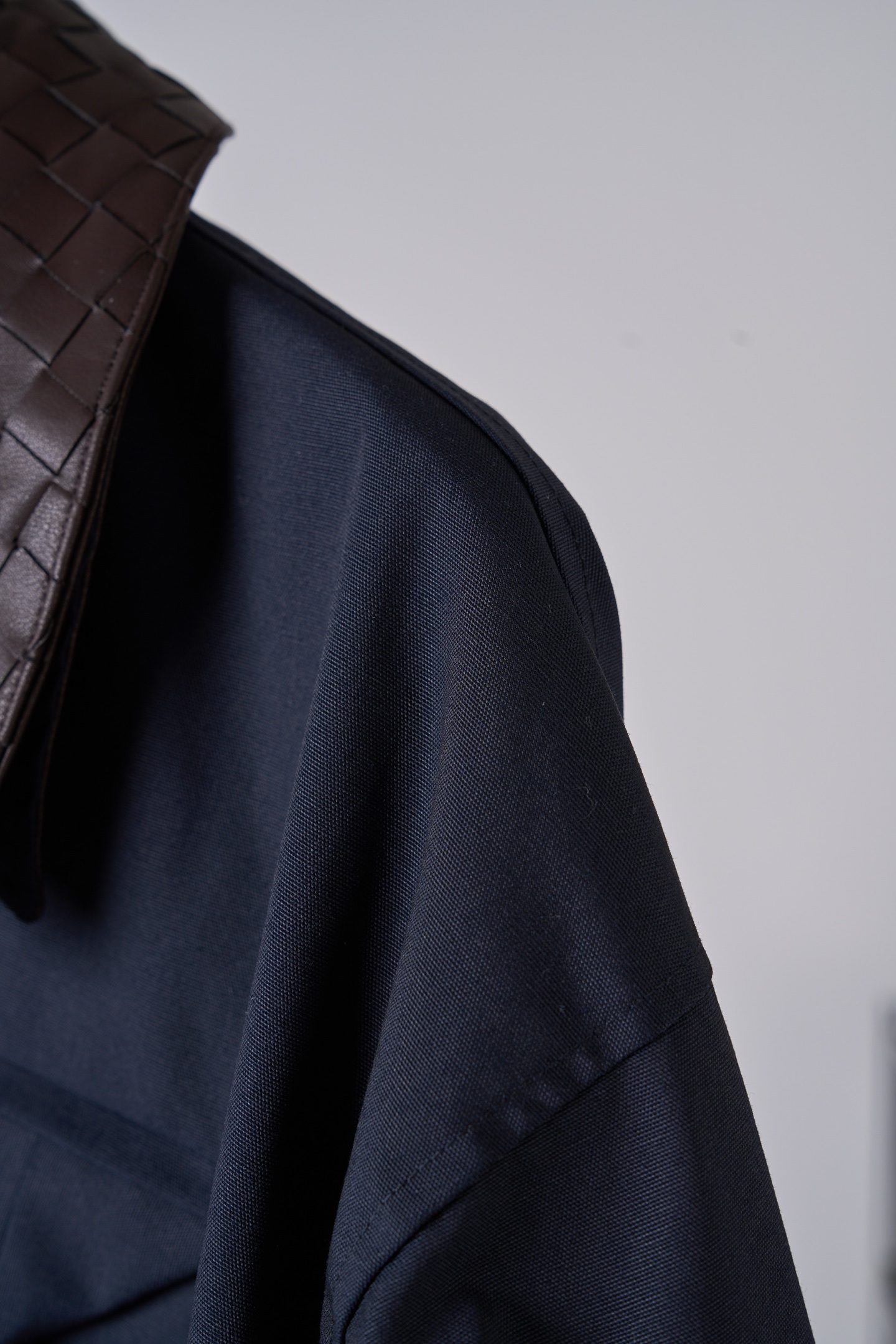 보테가 베네타(BOTTEGA VENETA) 인트레치아토 레더 칼라 재킷 상의 의류