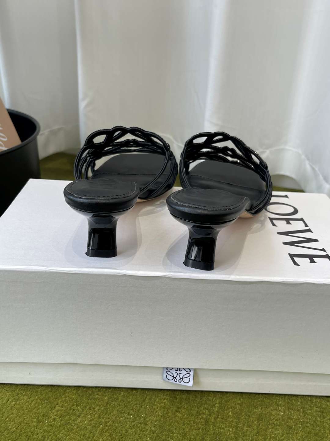 로에베(LOEWE) 아나그램 라인스톤 미들 힐 신발