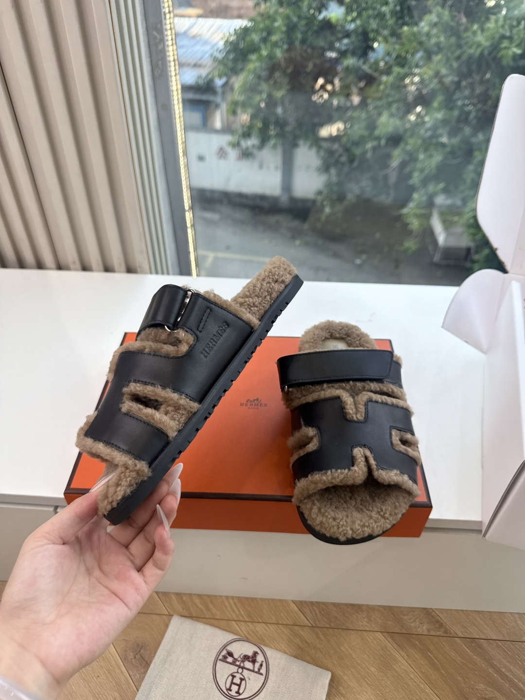 에르메스(HERMES) 시어링 퍼 뮬 슬리퍼 신발
