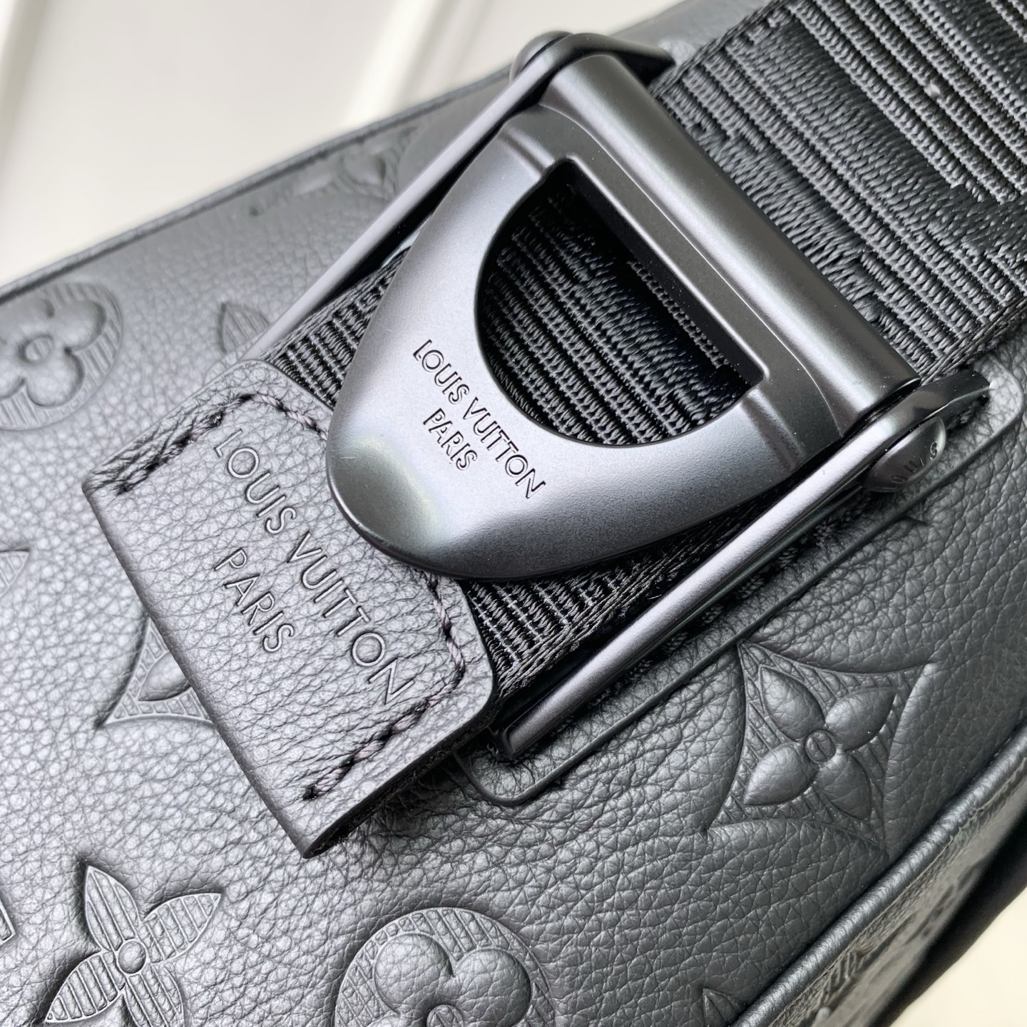 LOUIS VUITTON LV 루이비통 쿠리에 메신저 크로스 백 (모노그램 섀도우 레더) 가방