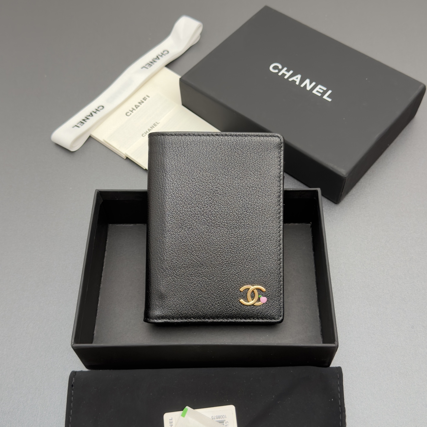[Chanel] 샤넬 메탈 로고 지퍼 여권/멀티 지갑