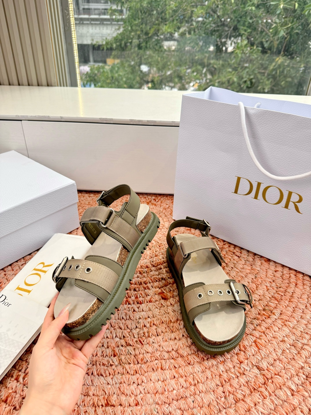 디올(DIOR) CD 버클 샌들 신발